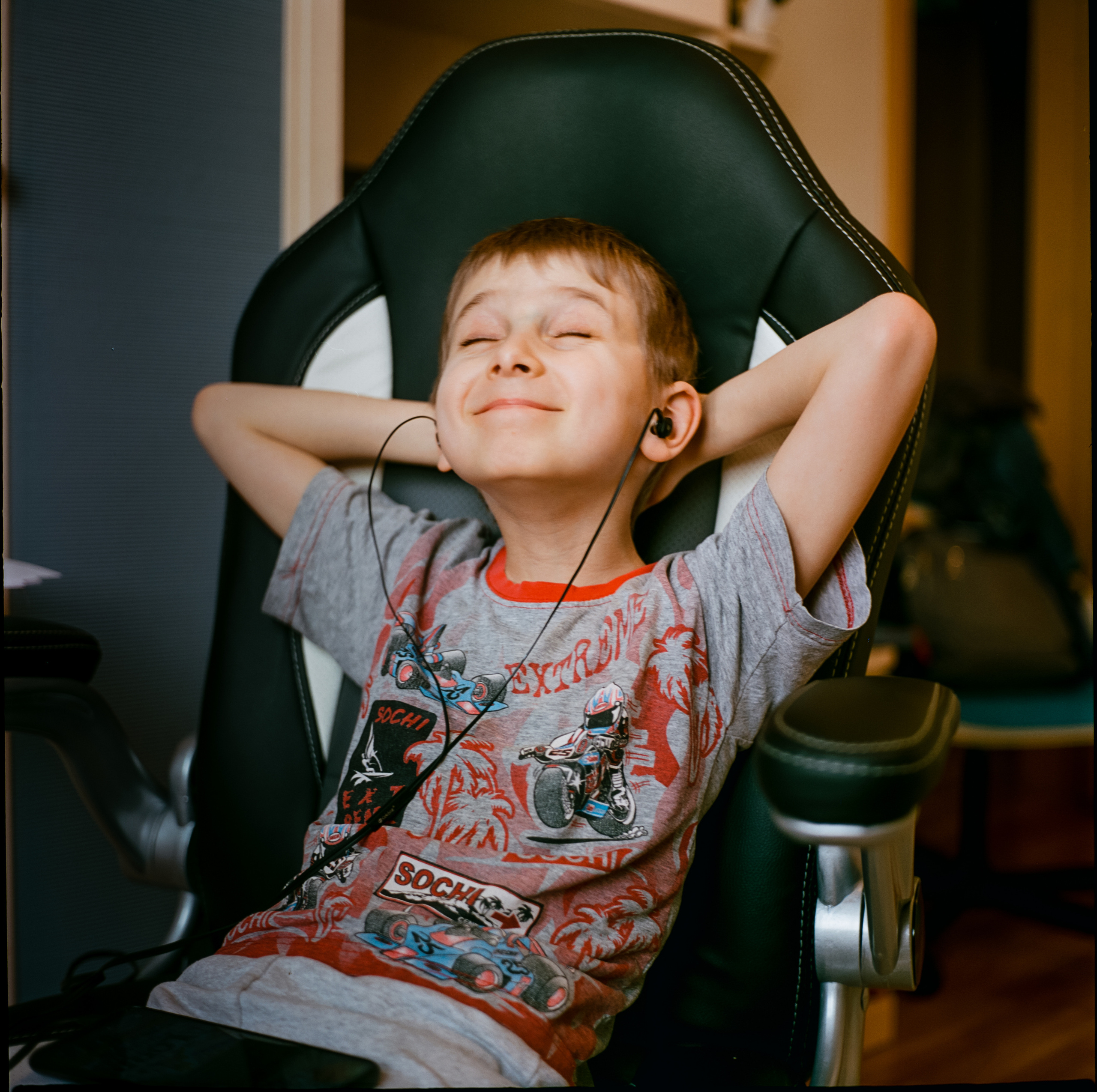 Yashica Mat-124 / Kodak Aerocolor IV