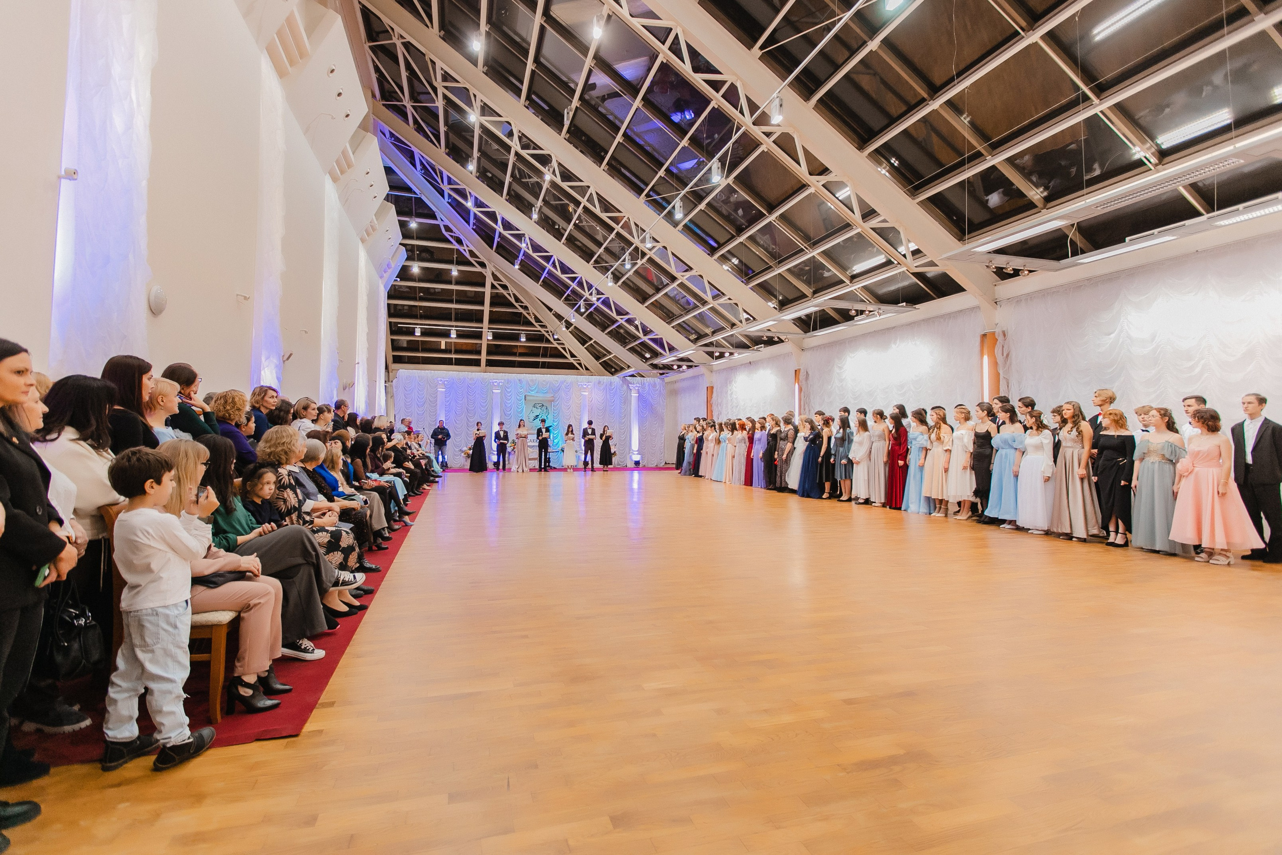 Бал гимназистов 2024. Роман Урумбаев фотограф Нижневартовск