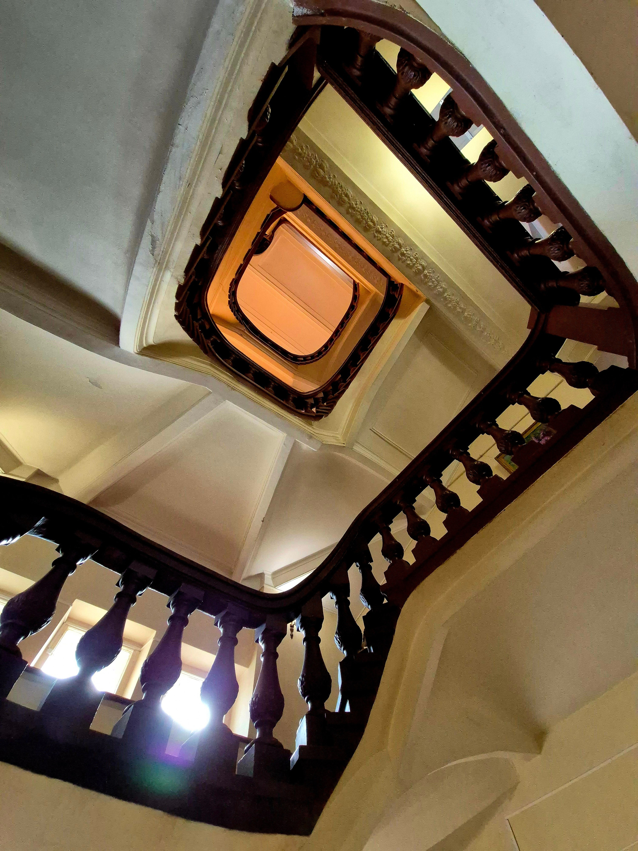 Лестница с цокольного этажа до обсерватории (5 этажей) должна была огибать лифтовое пространство. Но в итоге на лифт не хватило средств