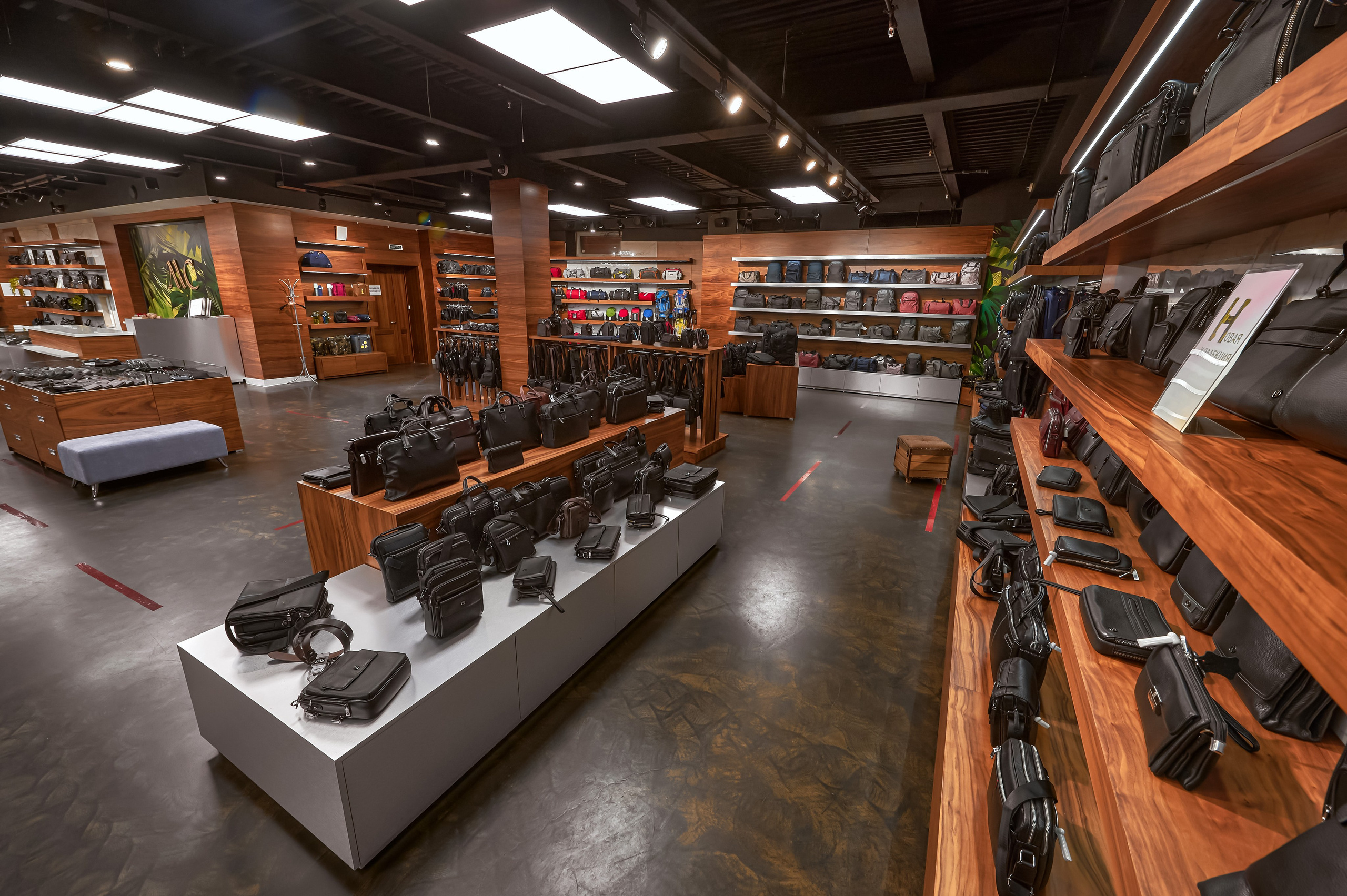 Портфолио по интерьерной и экстерьерной фотосъёмки: Мир сумок — Левый берег. Фотограф Яковлев Роман — Красноярск