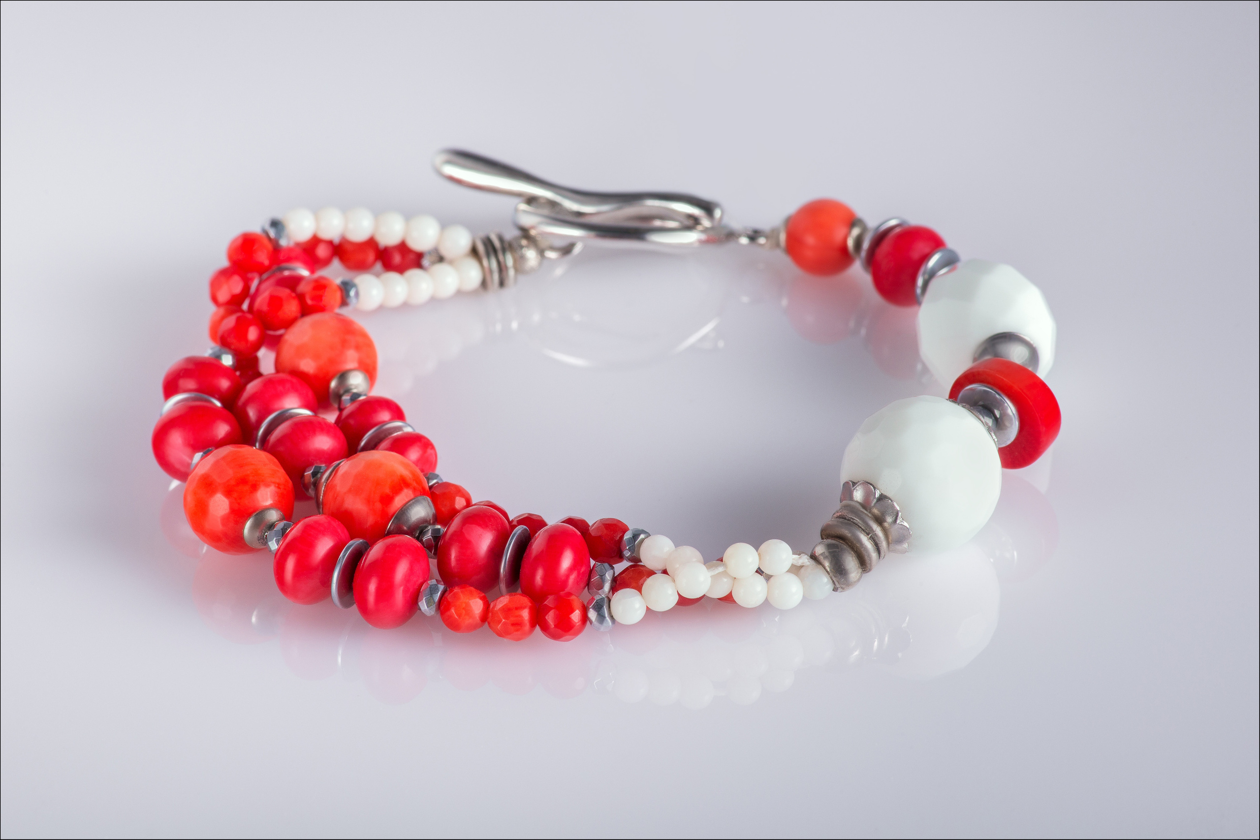 Фотосъёмка ювелирных украшений на белом фоне для каталога