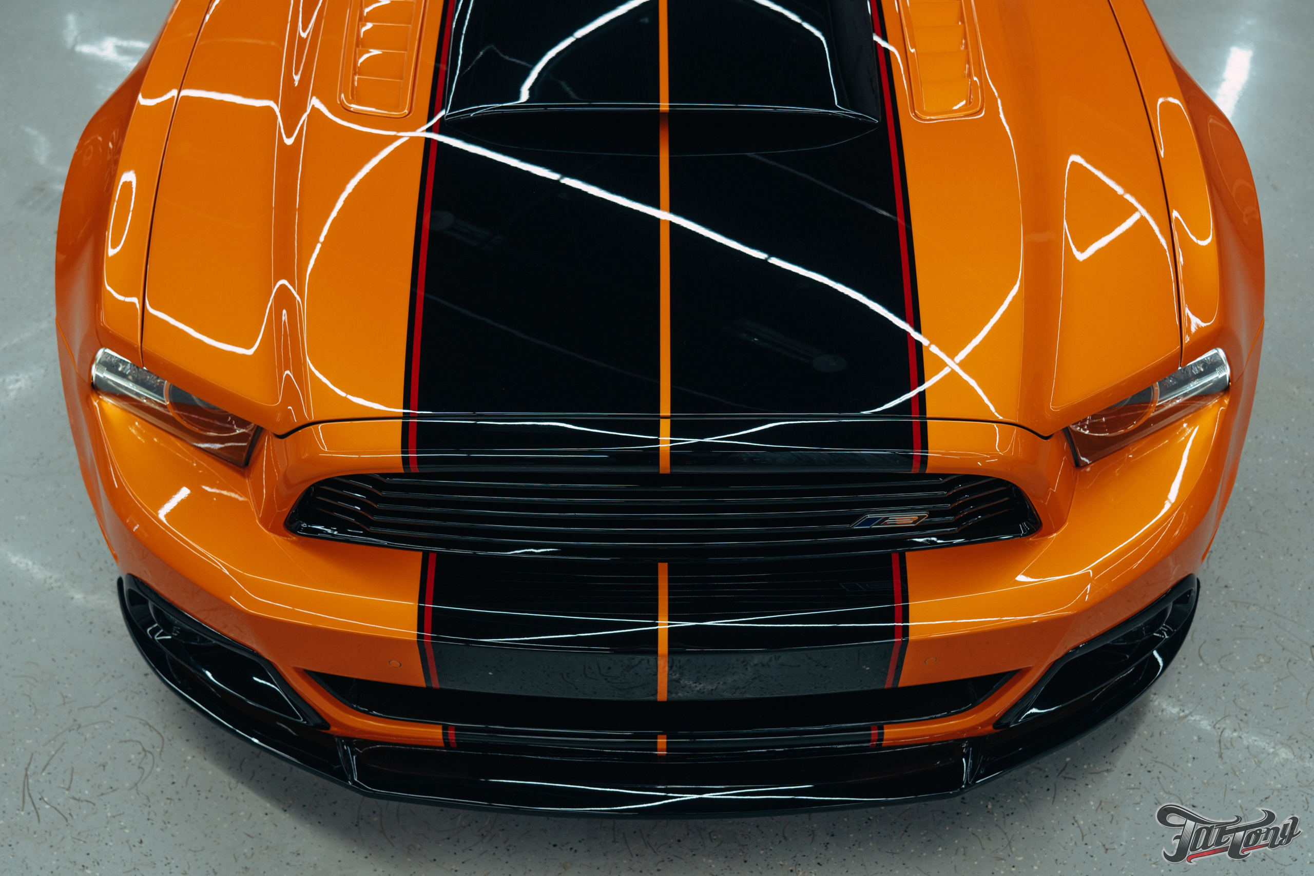 Ford Mustang Roush оранжевый окрас кузова и выкрас полос. DeLorein