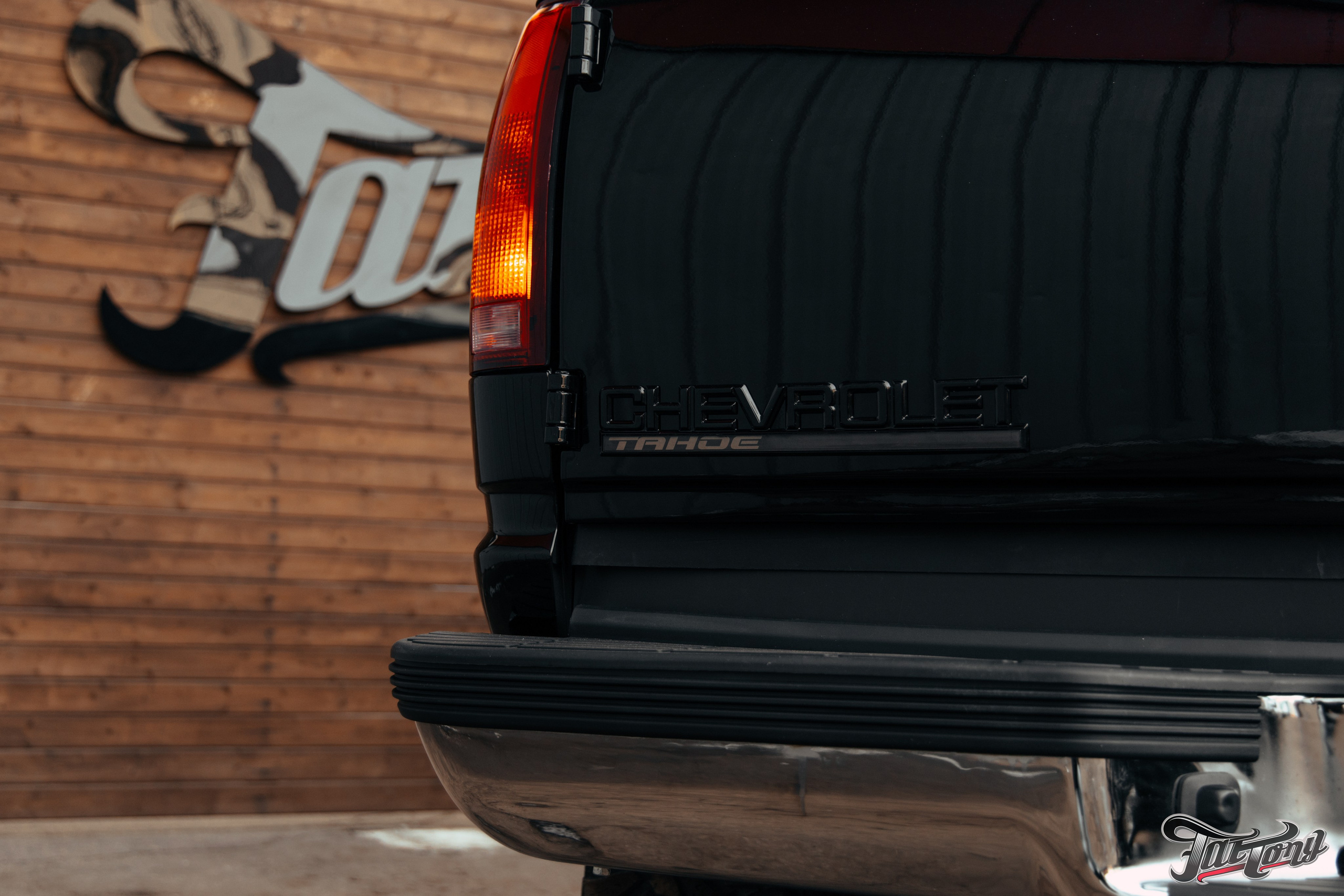 Chevrolet Tahoe I ремонт по кузову и окрас, пошив салона. DeLorein