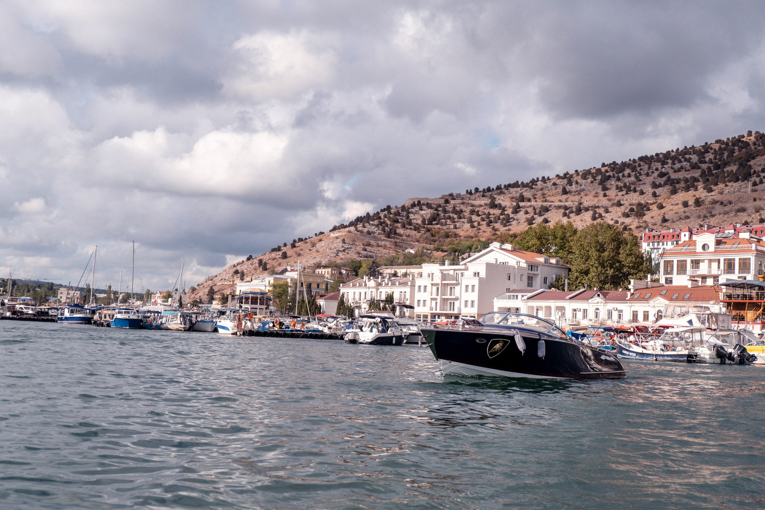 Фотосессия на катере Lamborghini в Балаклаве | Фотограф Илья Желдак. Свадебный фотограф и видеограф в Крыму! Ваш день будет незабываемым!