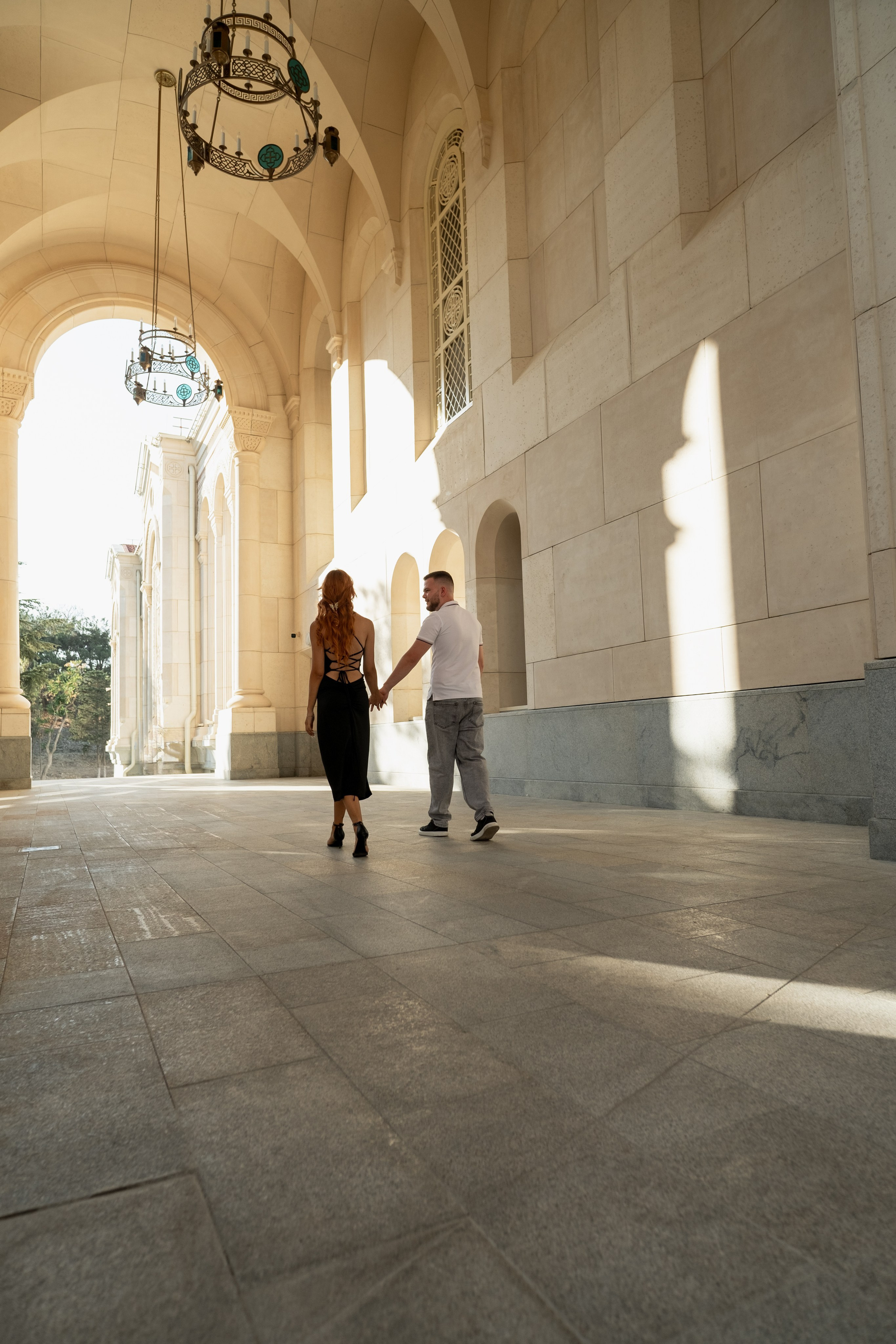 Девушка и пара идут по новому херсонесу. Фотограф и видеограф Желдак Илья