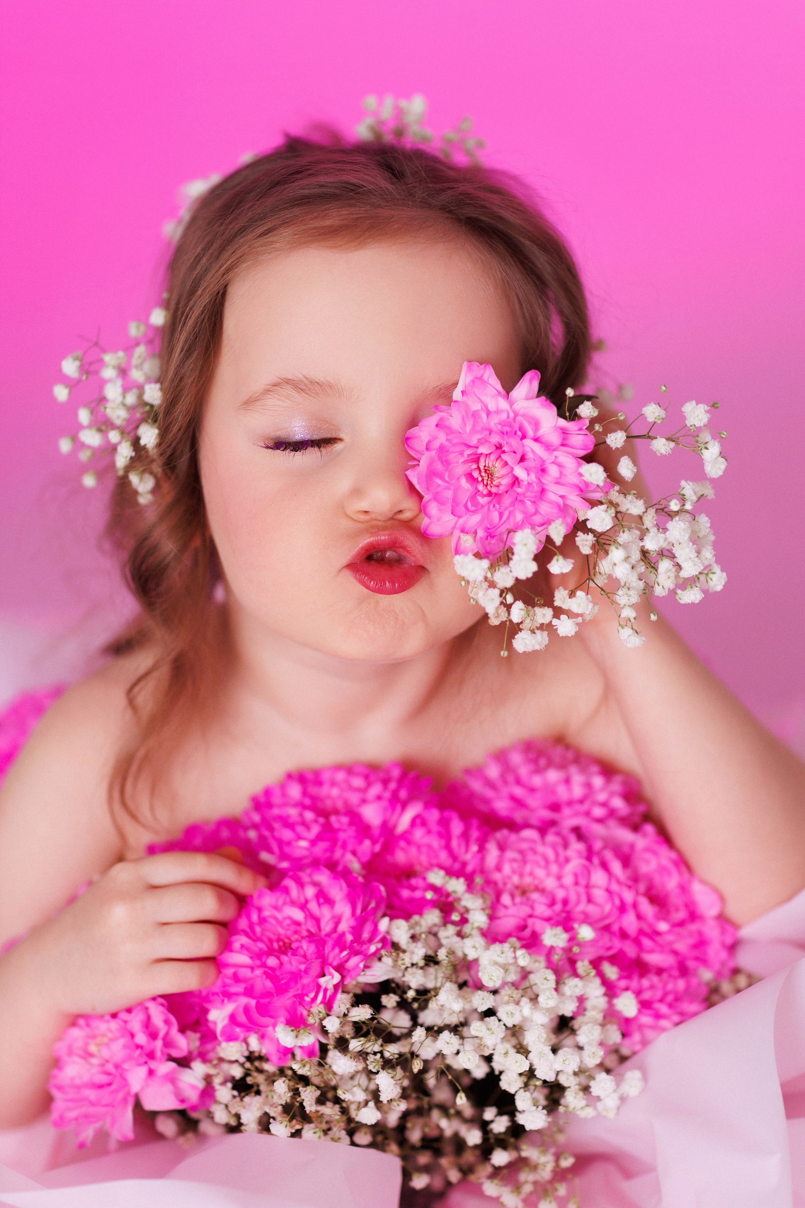 Фотосессия для девочек в форме букета с живыми цветами. Семейный и детский фотограф в Краснодаре Анна Трашкова