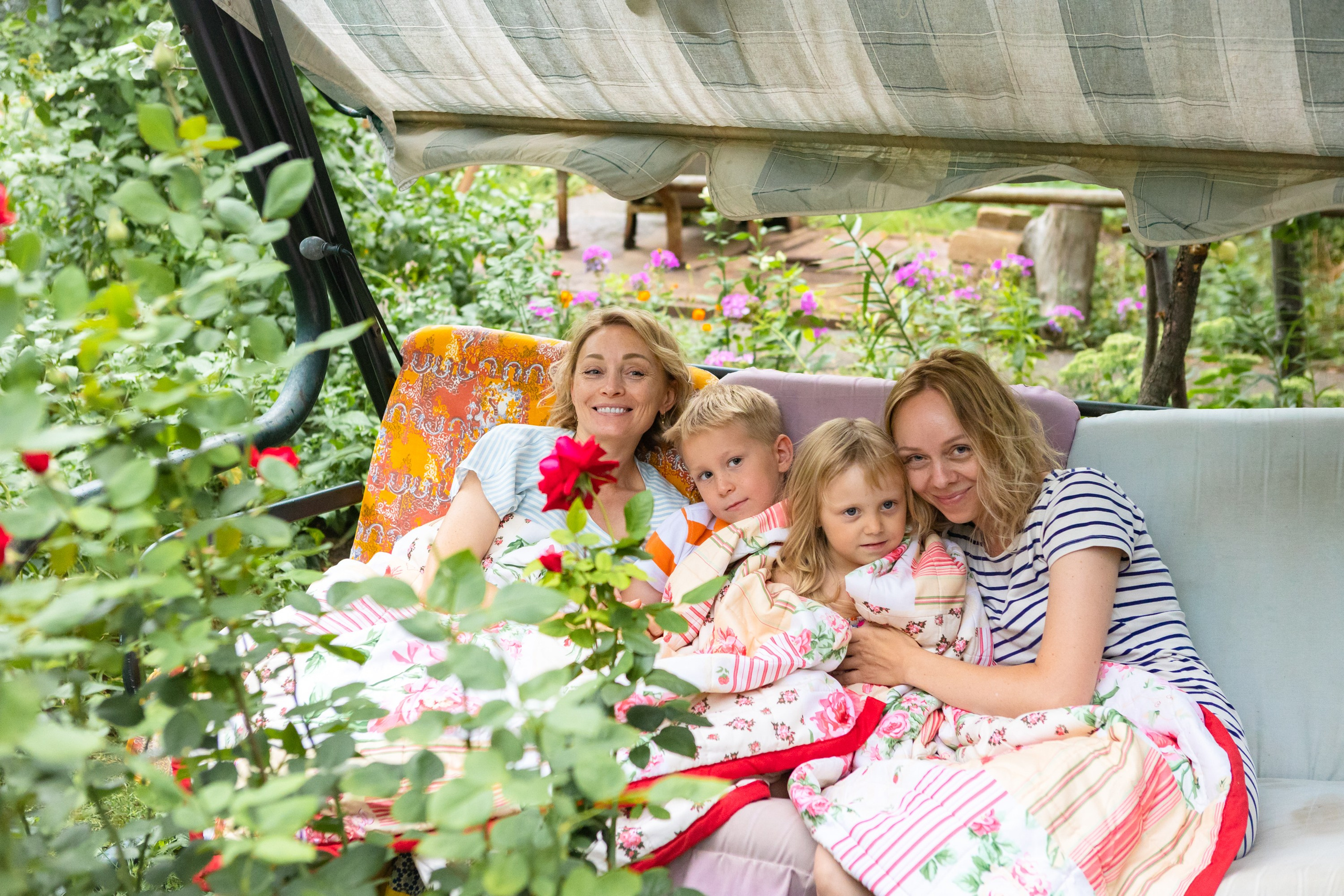 Семейная фотосессия на даче. Фотограф в Оренбурге. Профессиональный фотограф