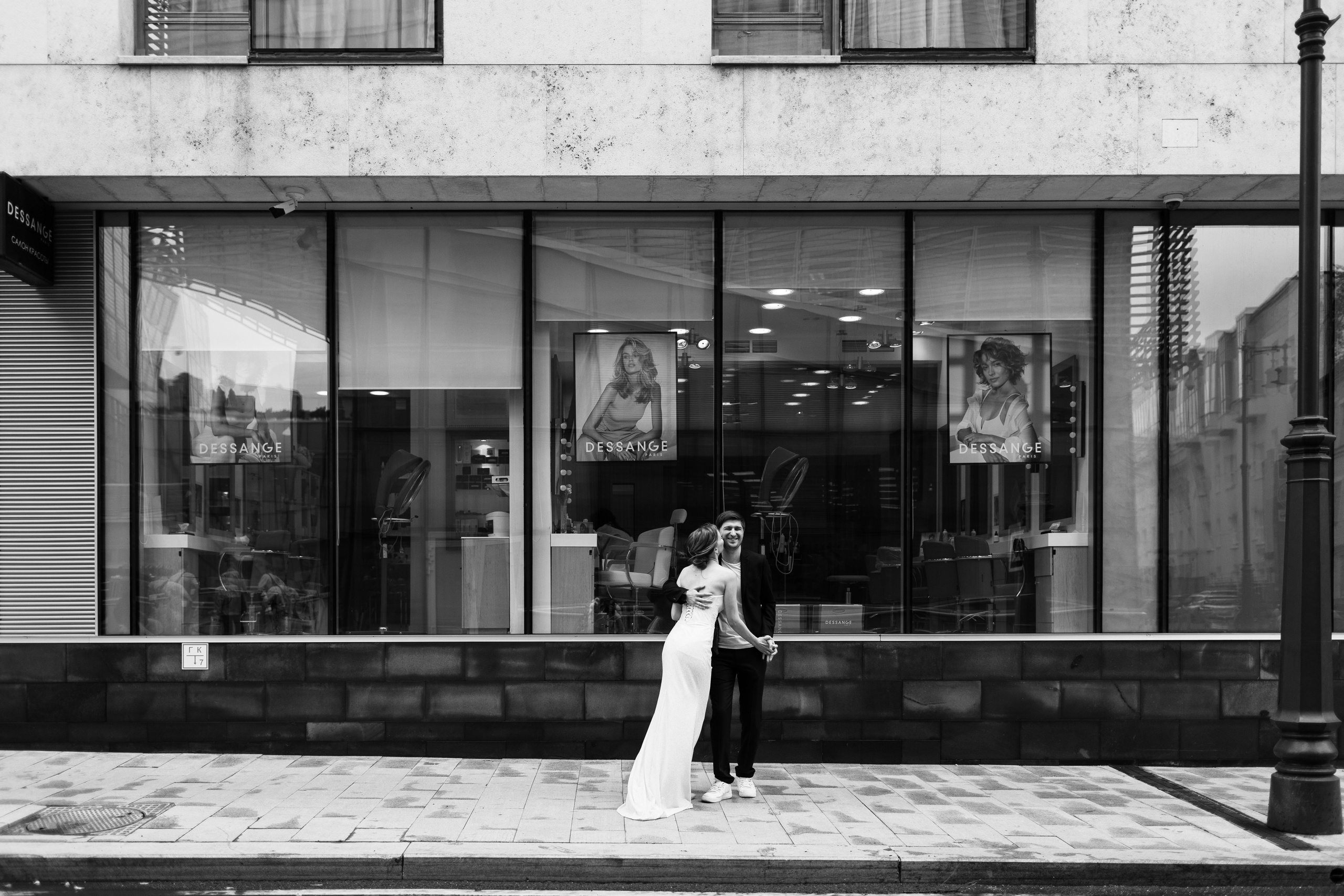 уличная свадебная фотография с живыми эмоциями