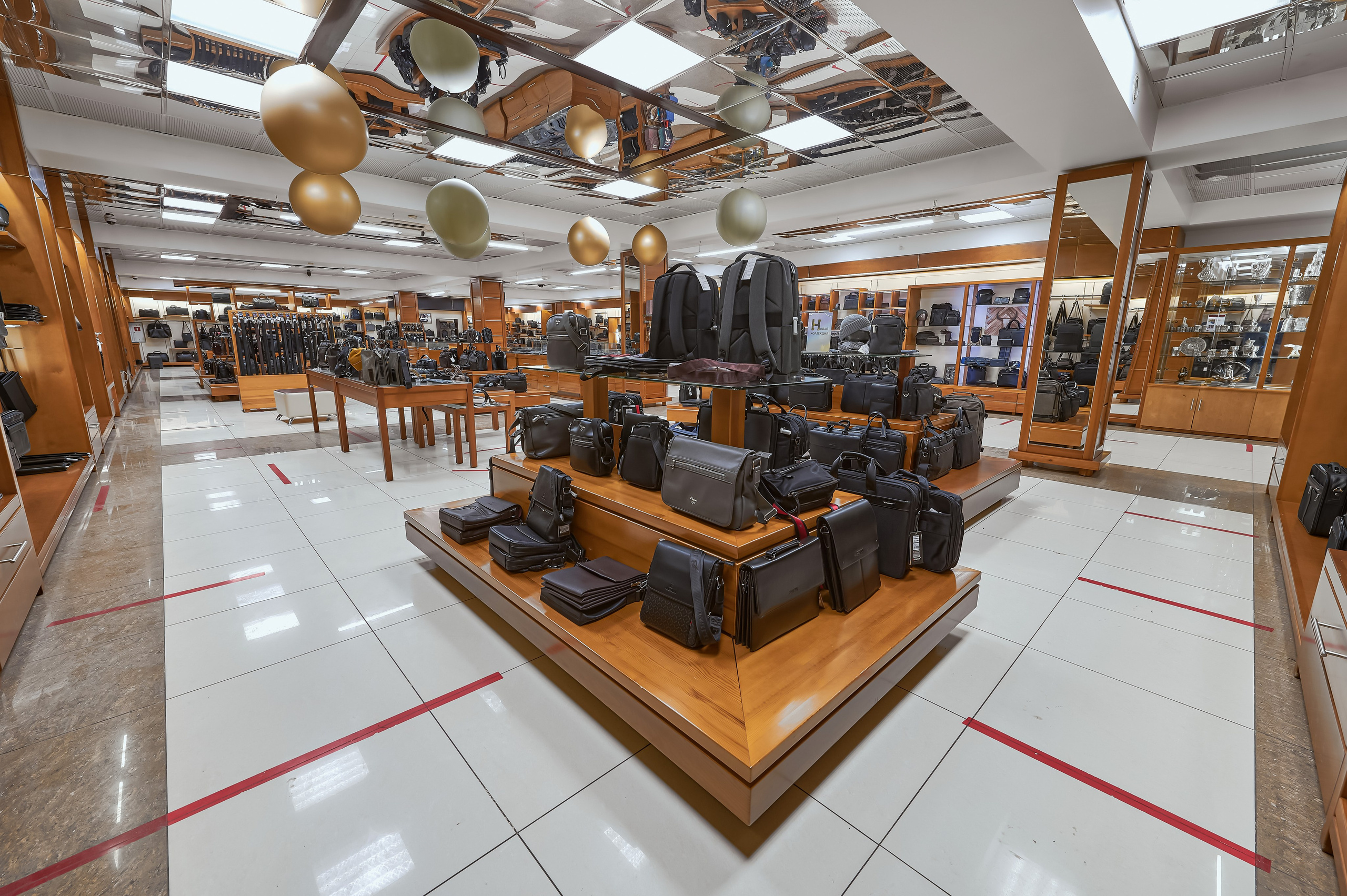 Портфолио по интерьерной и экстерьерной фотосъёмки: Мир Сумок — Правый берег. Фотограф Яковлев Роман — Красноярск