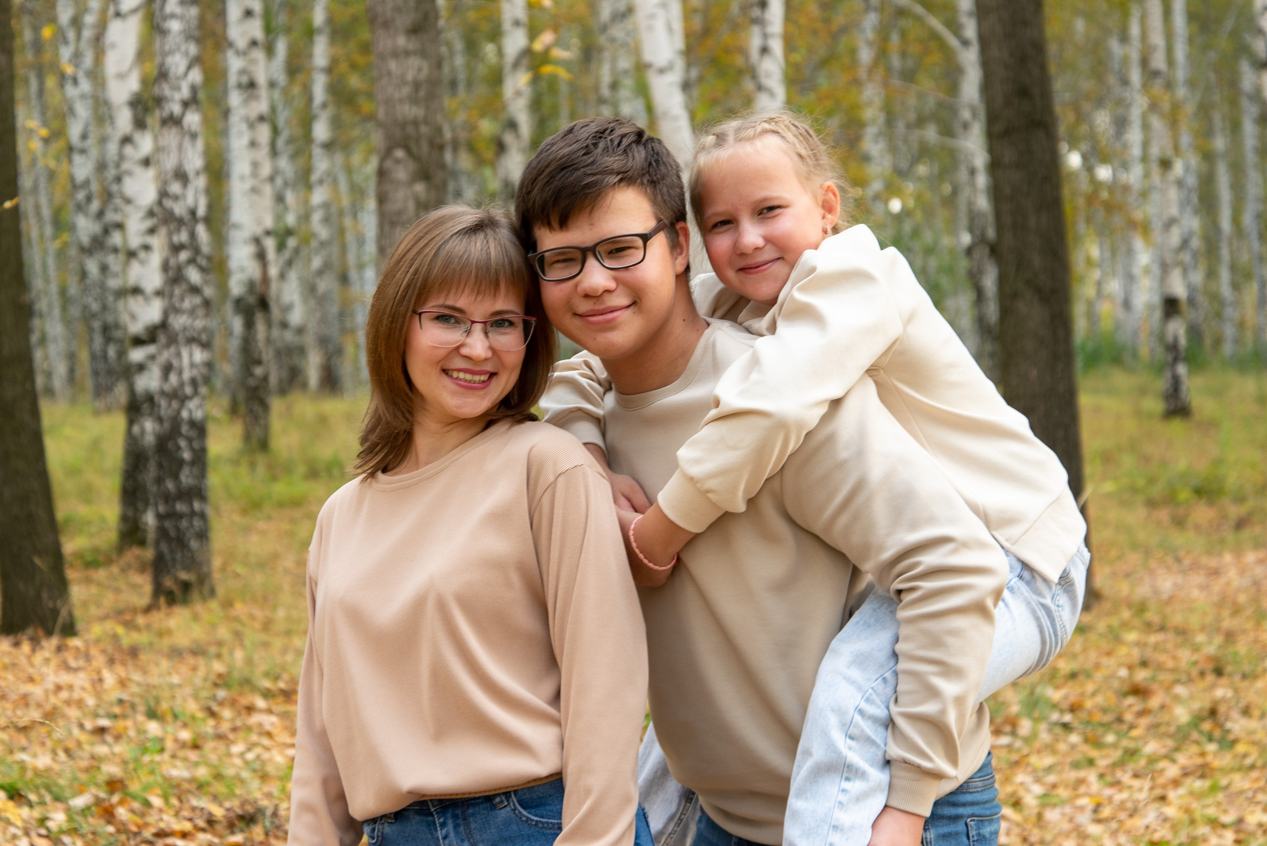 Семья - это самое драгоценное и ценное в нашей жизни. Она дарит нам любовь, поддержку и радость. И нет ничего прекраснее, чем сохранить эти моменты на семейной фотосессии. 