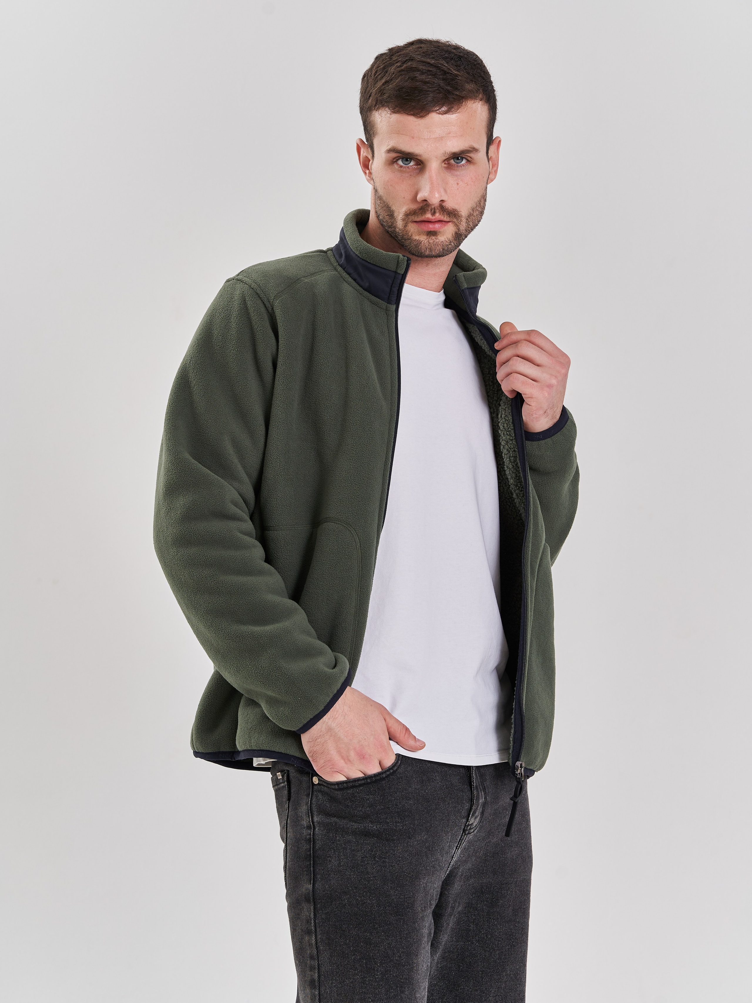 Мужские кофты. Фотограф для маркетплейсов в Москве