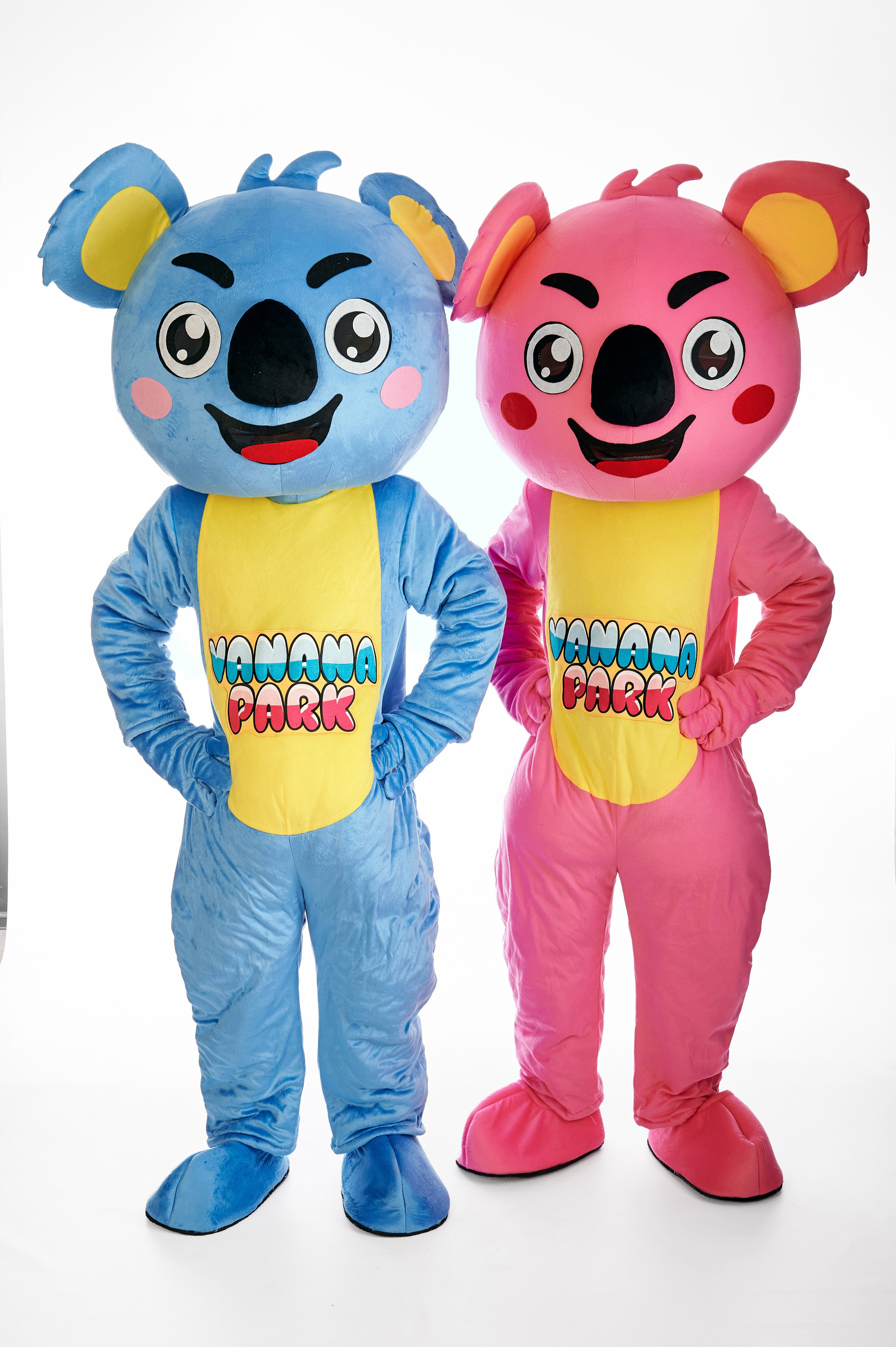Аниматоры парка «Vanana Park» в «ТРЦ ПЛАНЕТА» на белом фоне. Фотограф Яковлев Роман — Красноярск