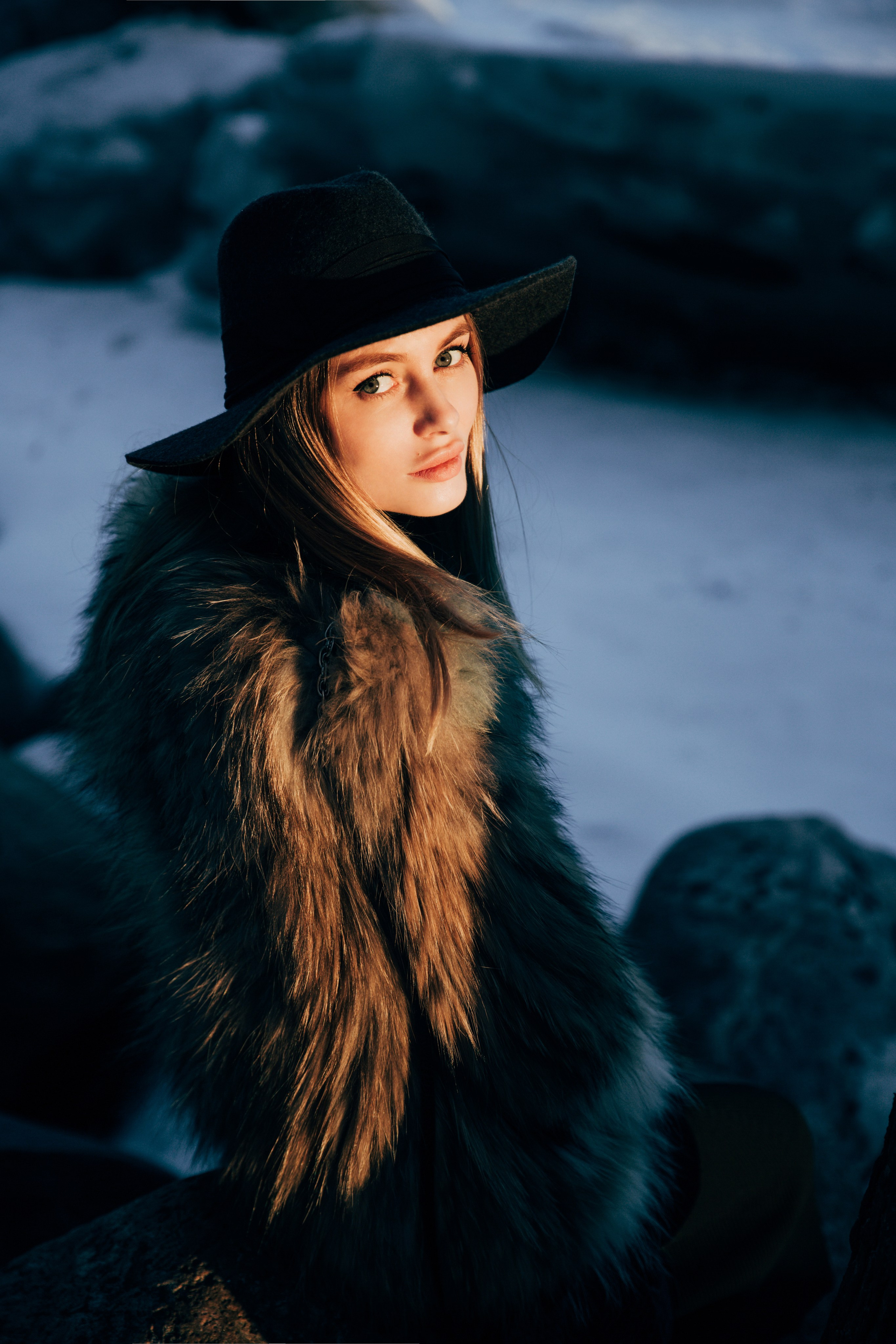 Девушка на берегу Финского залива на закате портрет