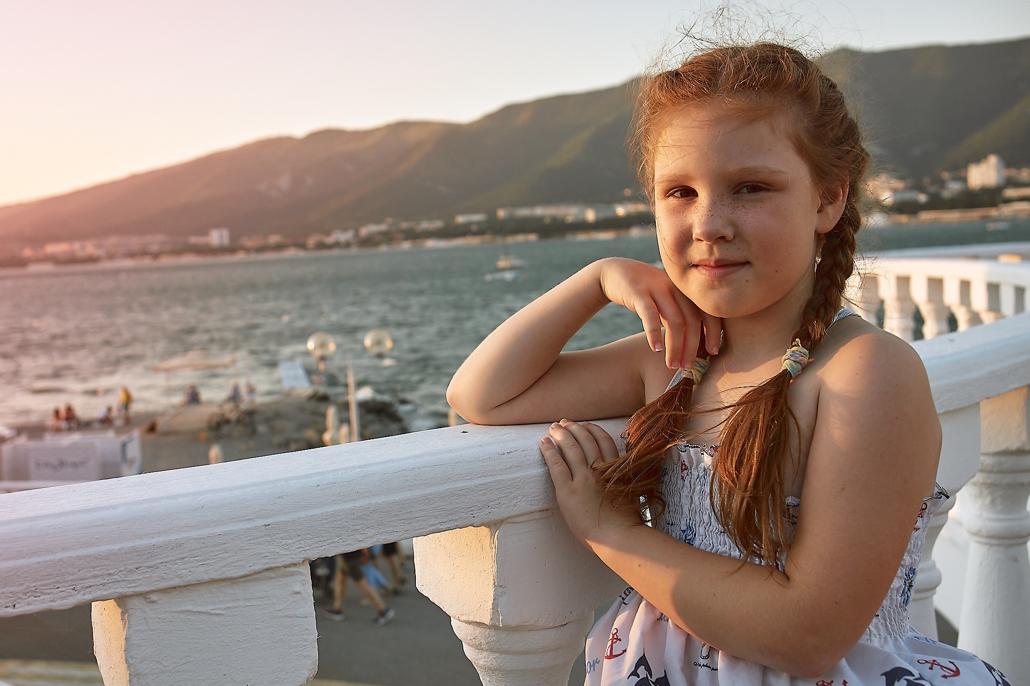 Девочка на закате на набережной в Геленджике