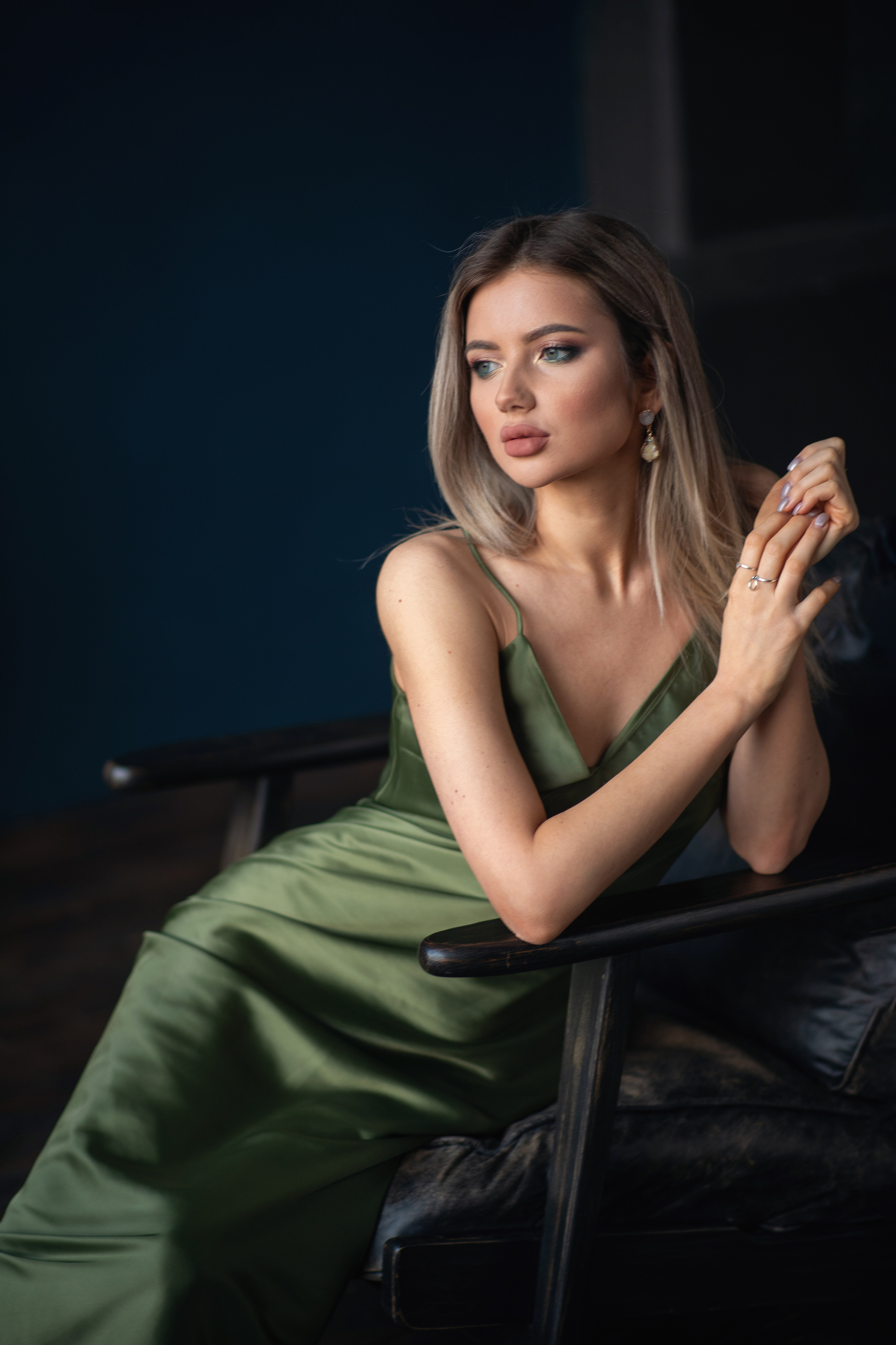 Фотосессия в зеленом бельевом платье