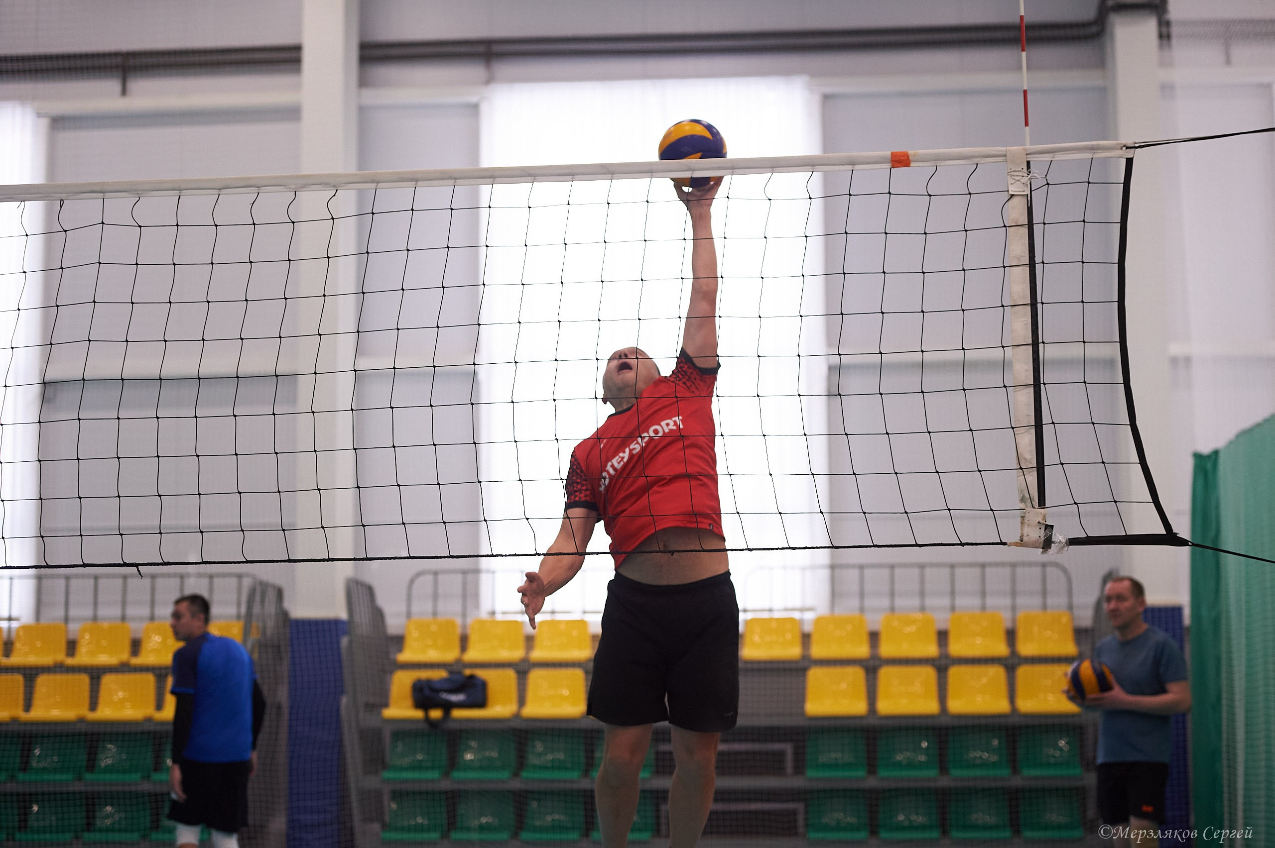 Новогодний волейбольный турнир. Ижевск. 16.12.23. Спортивный репортажный фотограф в Ижевске Сергей Мерзляков