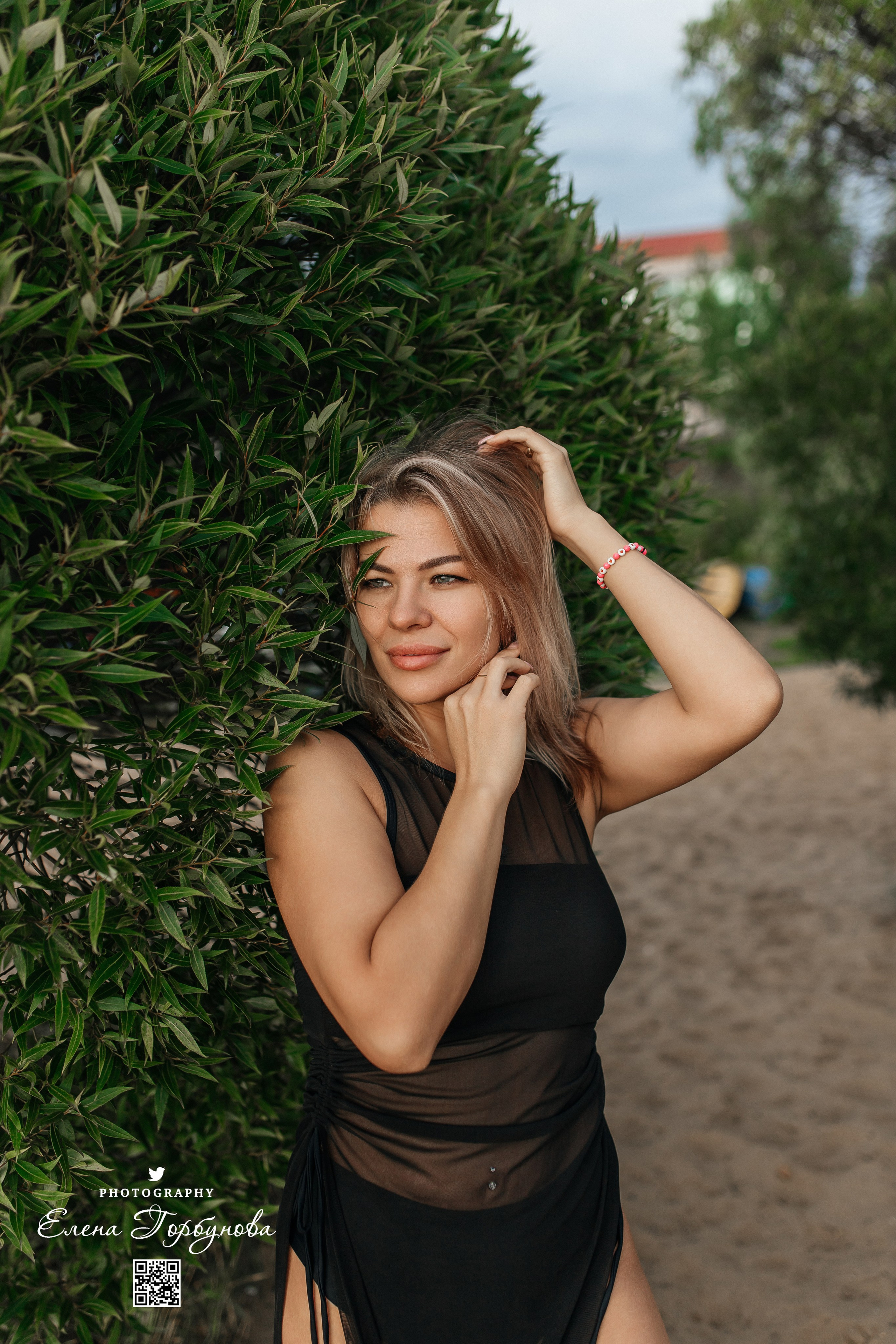 Девушка фотоДевушка фотографирутся в листьях ивырафирутся в листьях ивы