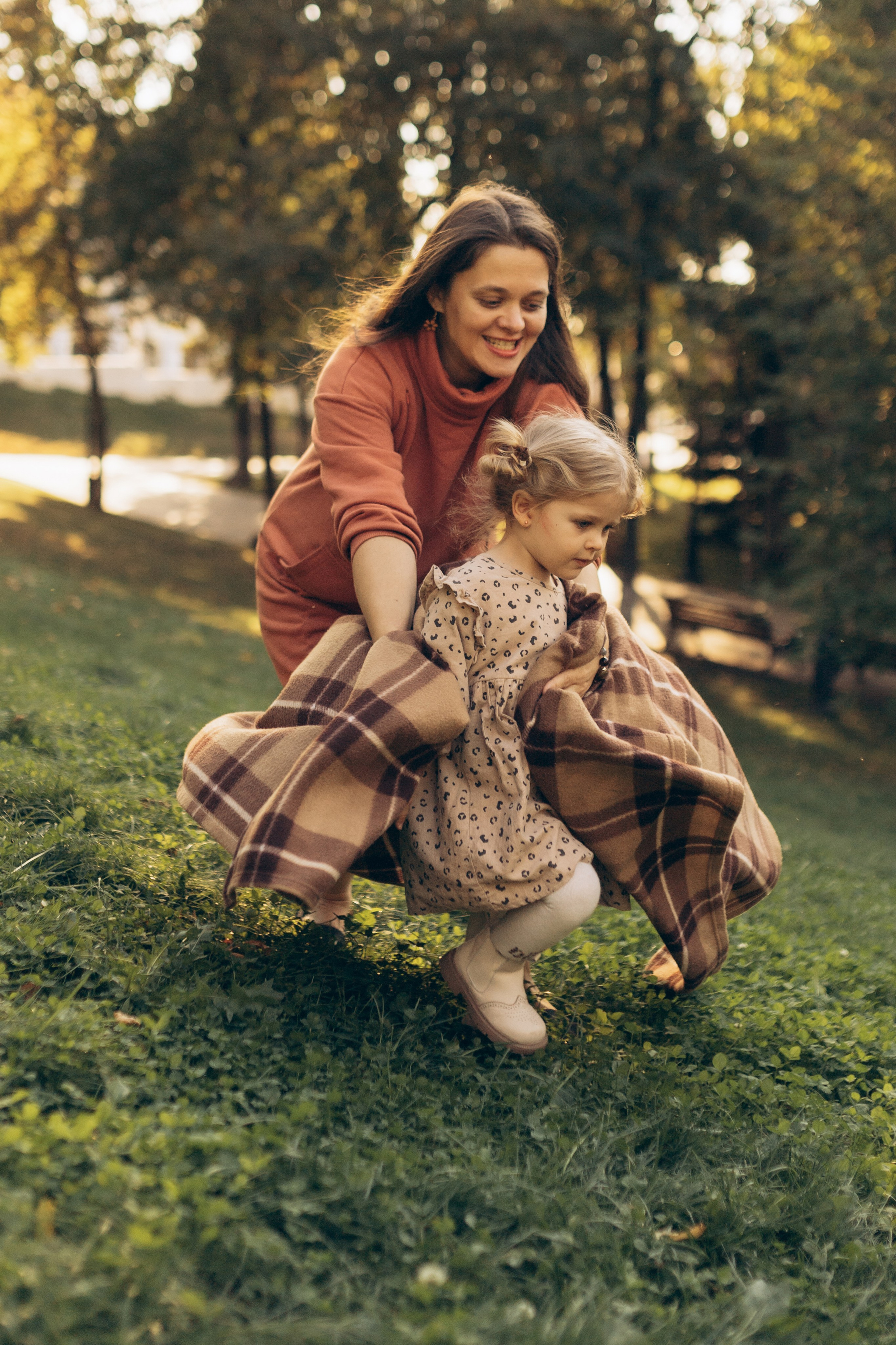 осень, тёплый плед, облетевшие листья, семья, мама и дочка 