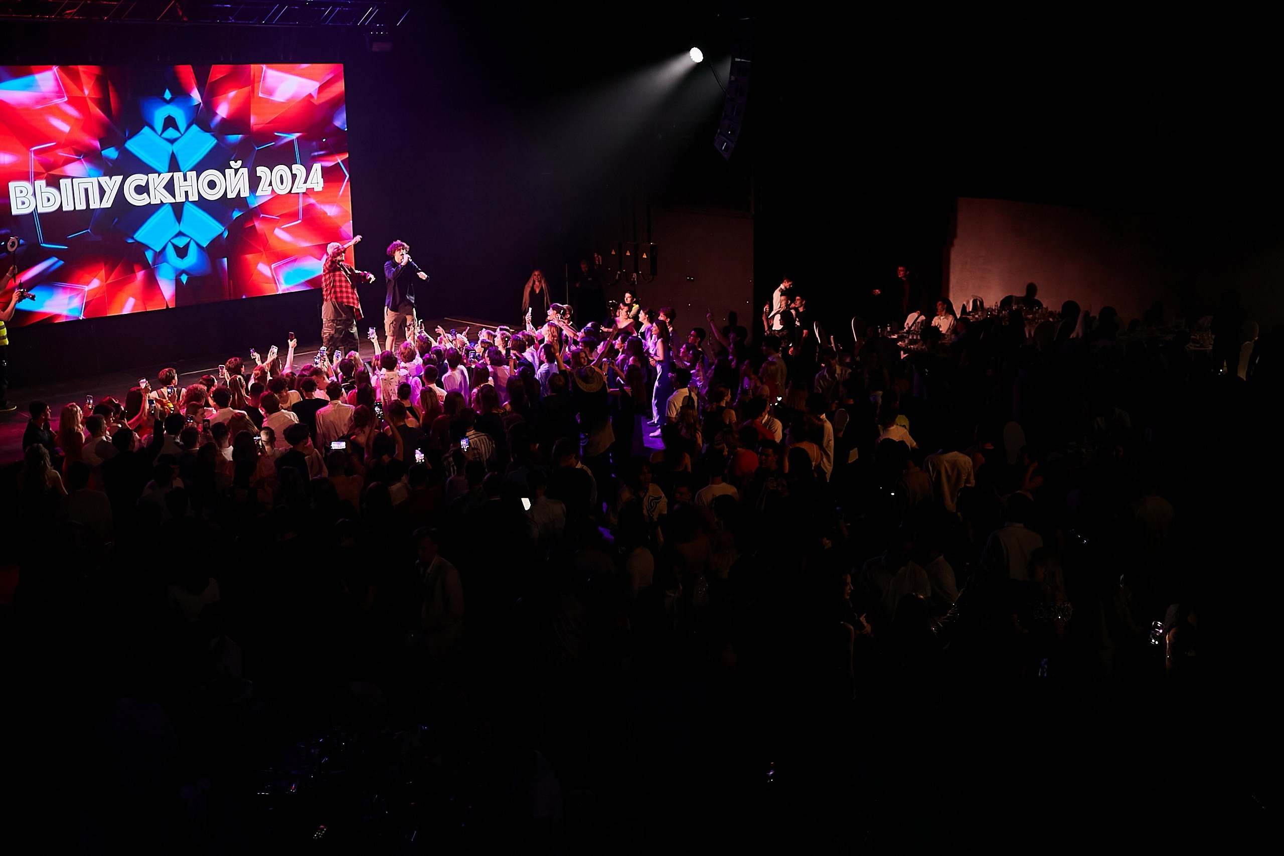 Выпускной 2024 концертный зал Академия ВТБ. Фотограф и Видеограф в Москве. Олег Корушев