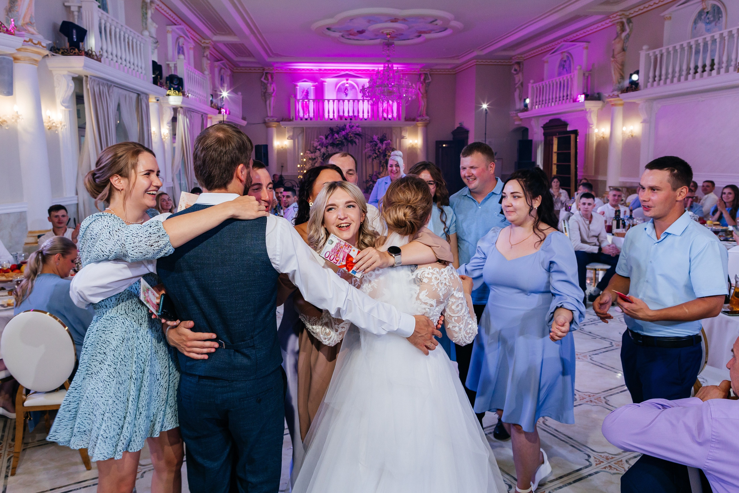 Трогательная выездная церемония в уютном ресторане. Олег Сверчков | Свадебный фотограф Вологда