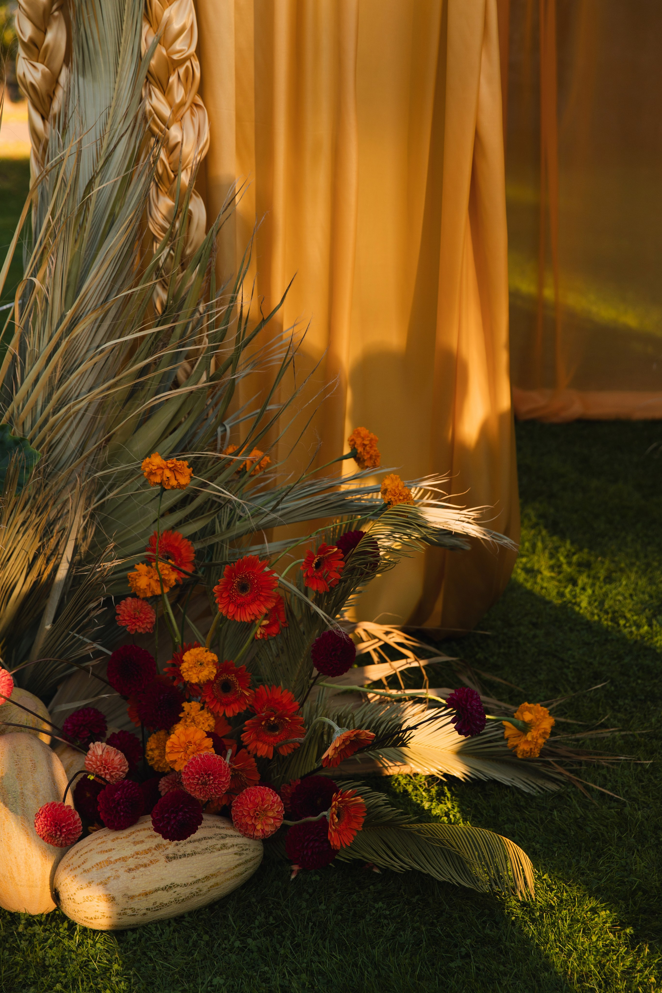 В ЛУЧАХ ЗАКАТА НА БЕРЕГУ МОРСКОМ