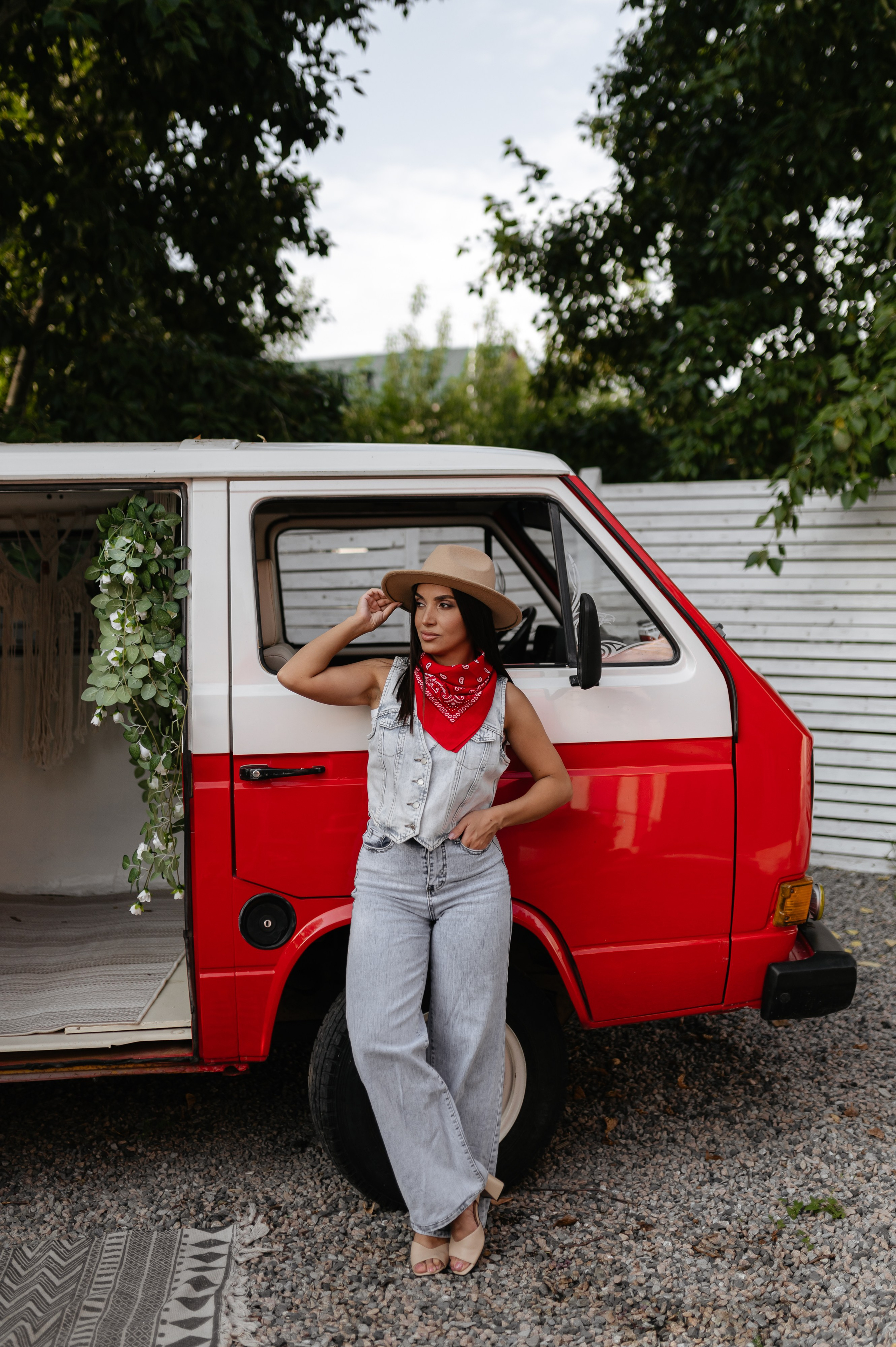 С красным минивэном. Главная