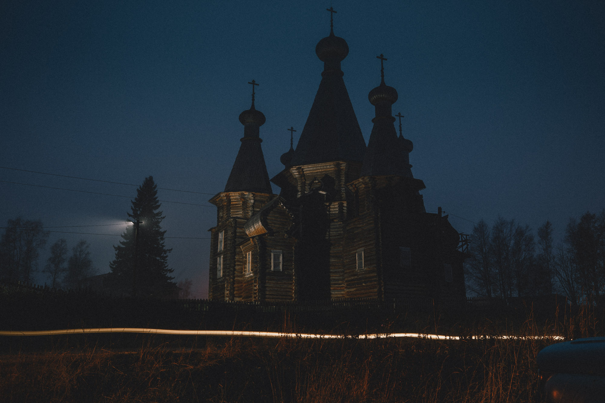 Троицкая церковь в Неноксе ночью. 