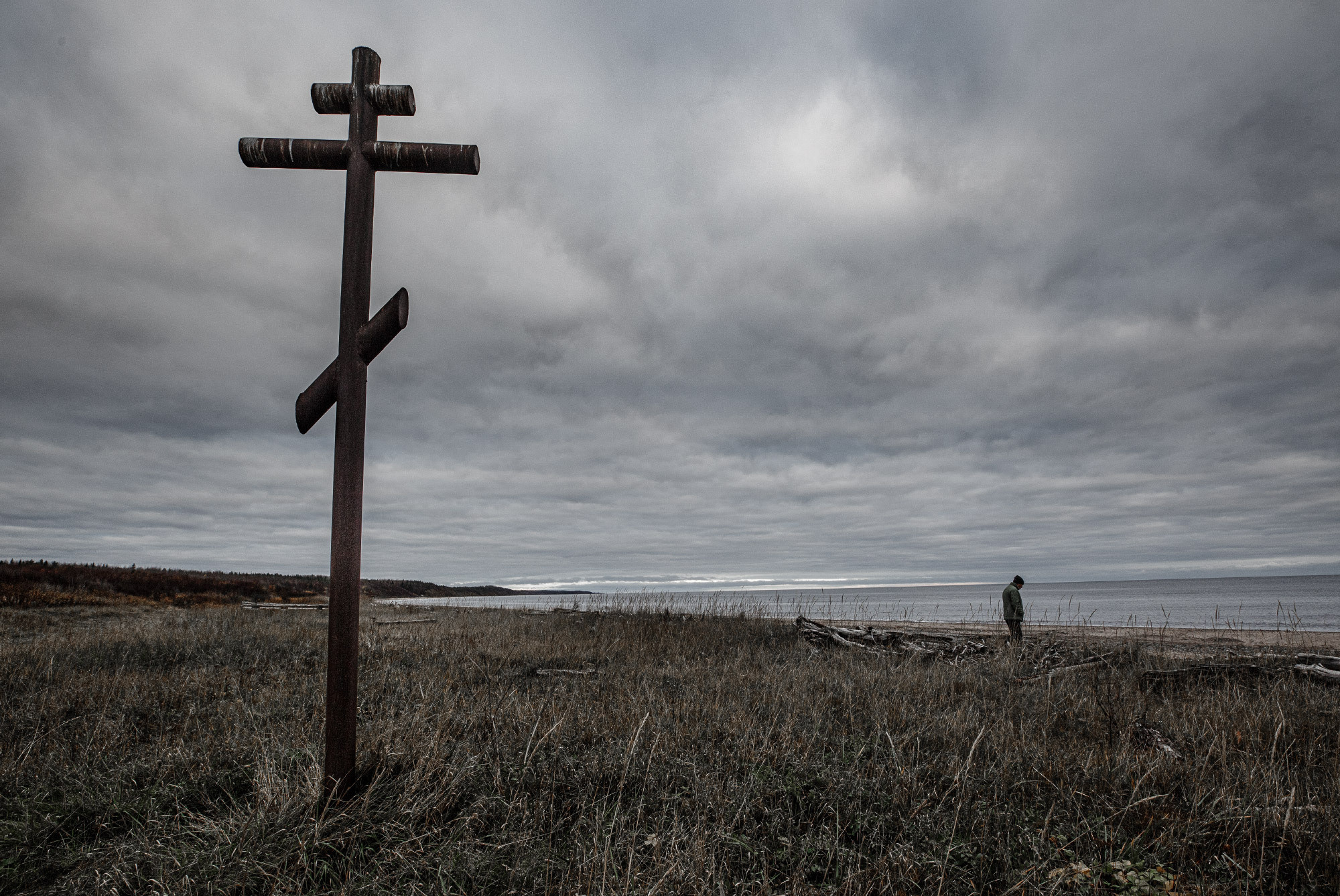 Поклонной крест на берегу Белого моря в селе Ненокса. 