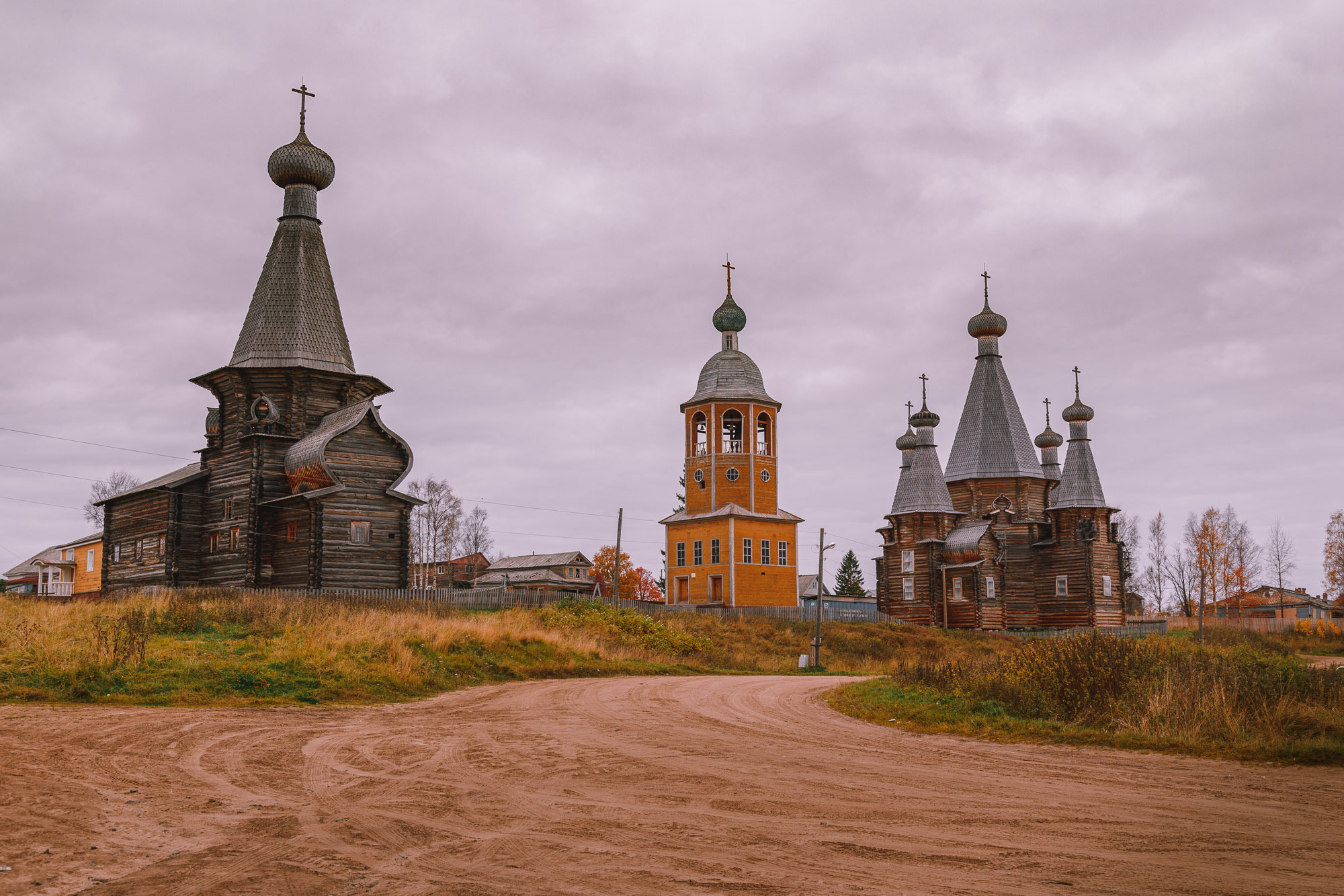 Дорога, ведущая к храму в поморском селе Ненокса. 