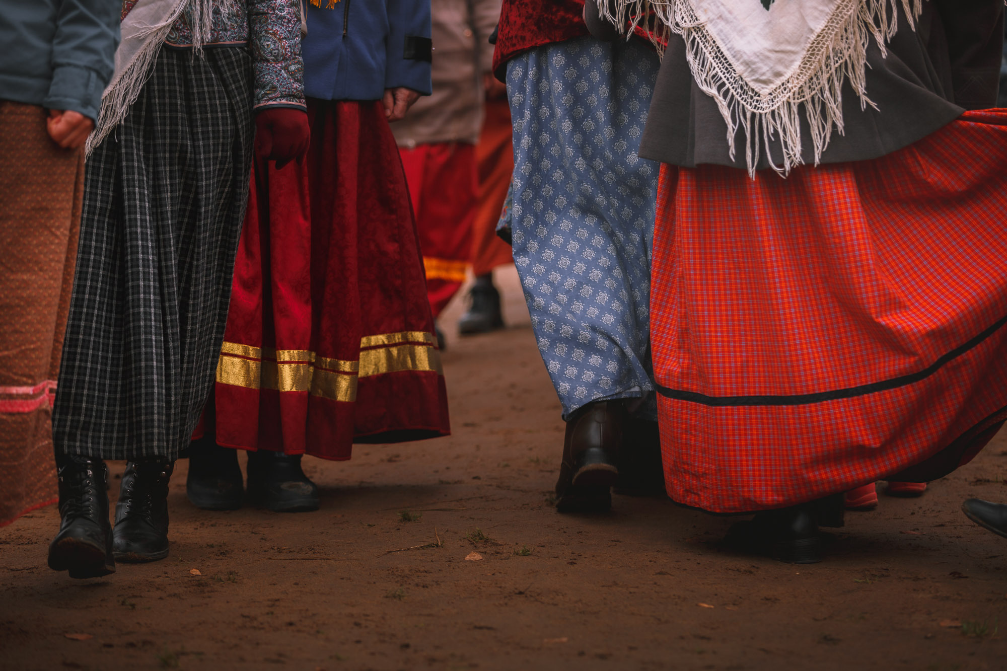 Разноцветные длинные старинные юбки, русский народное платье. 