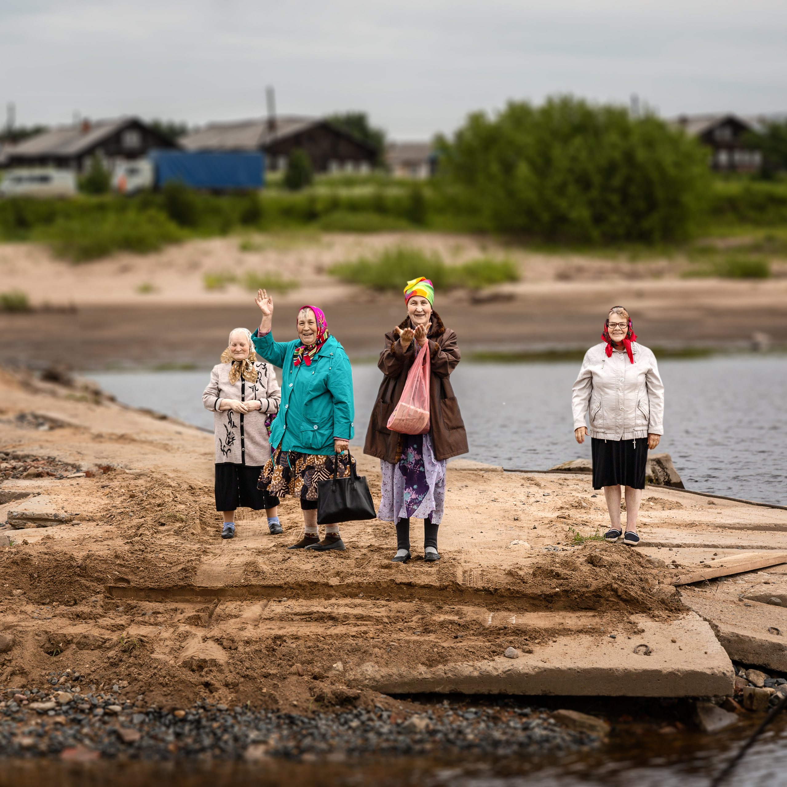 бабушки на пристани провожают и машут руками. Пинежье.