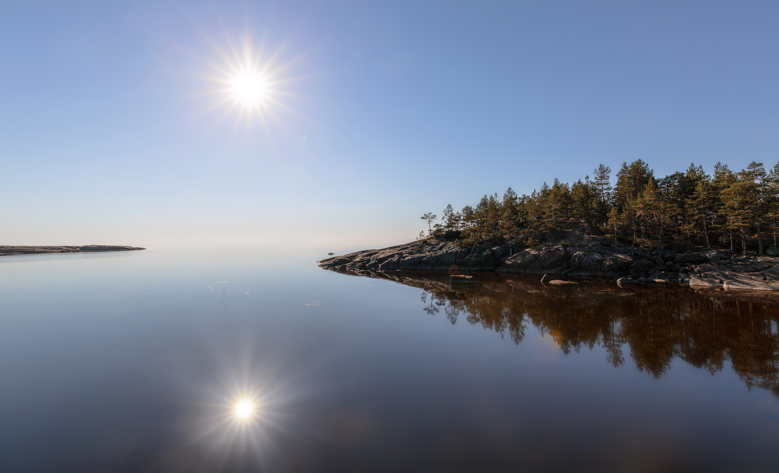Отражение солнца в морской воде. Остров Кий. 