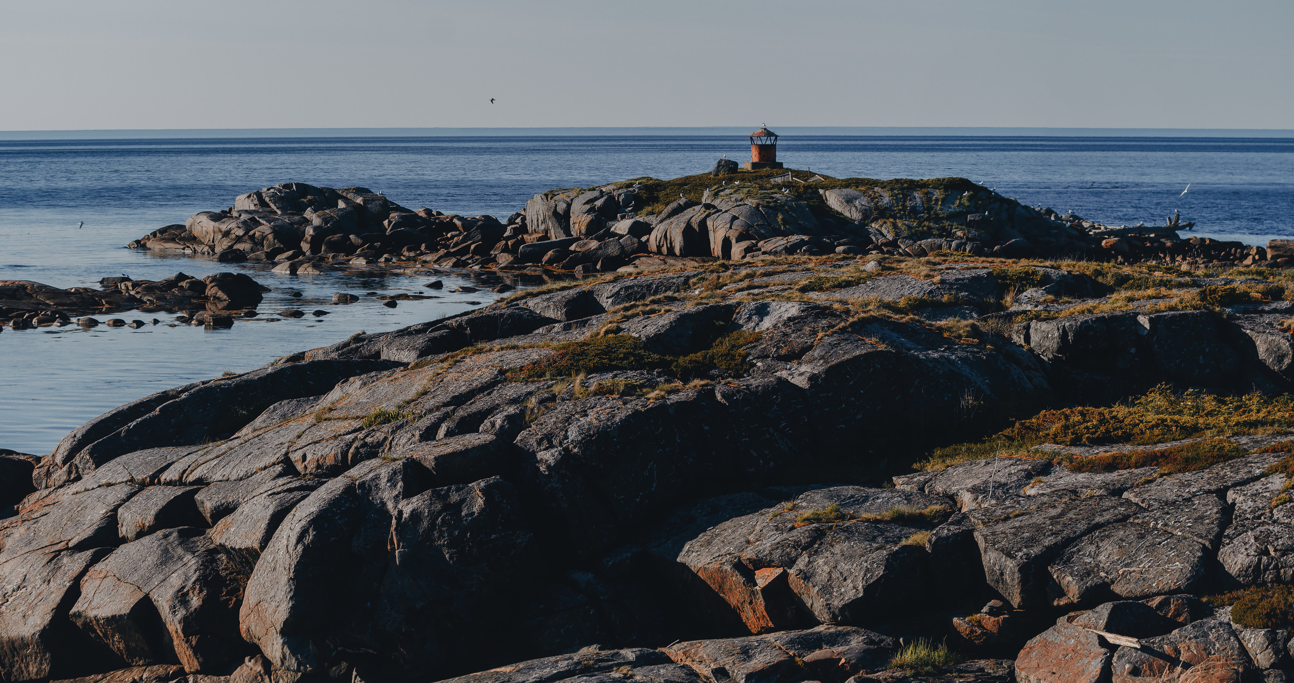 Потухший маяк на островах Шоглы в Белом море. 