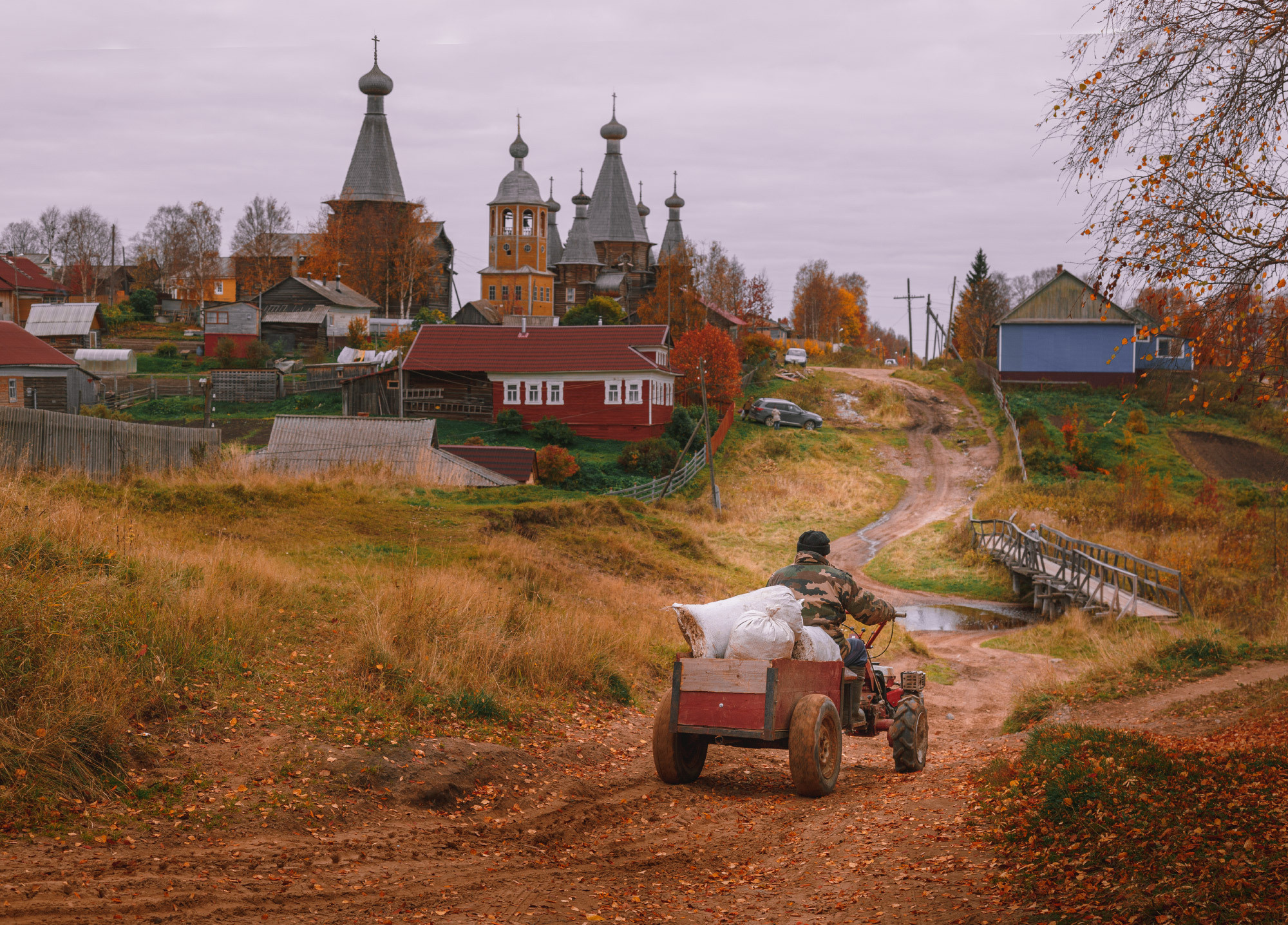 Деревенский мужик на каракате едет по северной деревне Ненокса. 