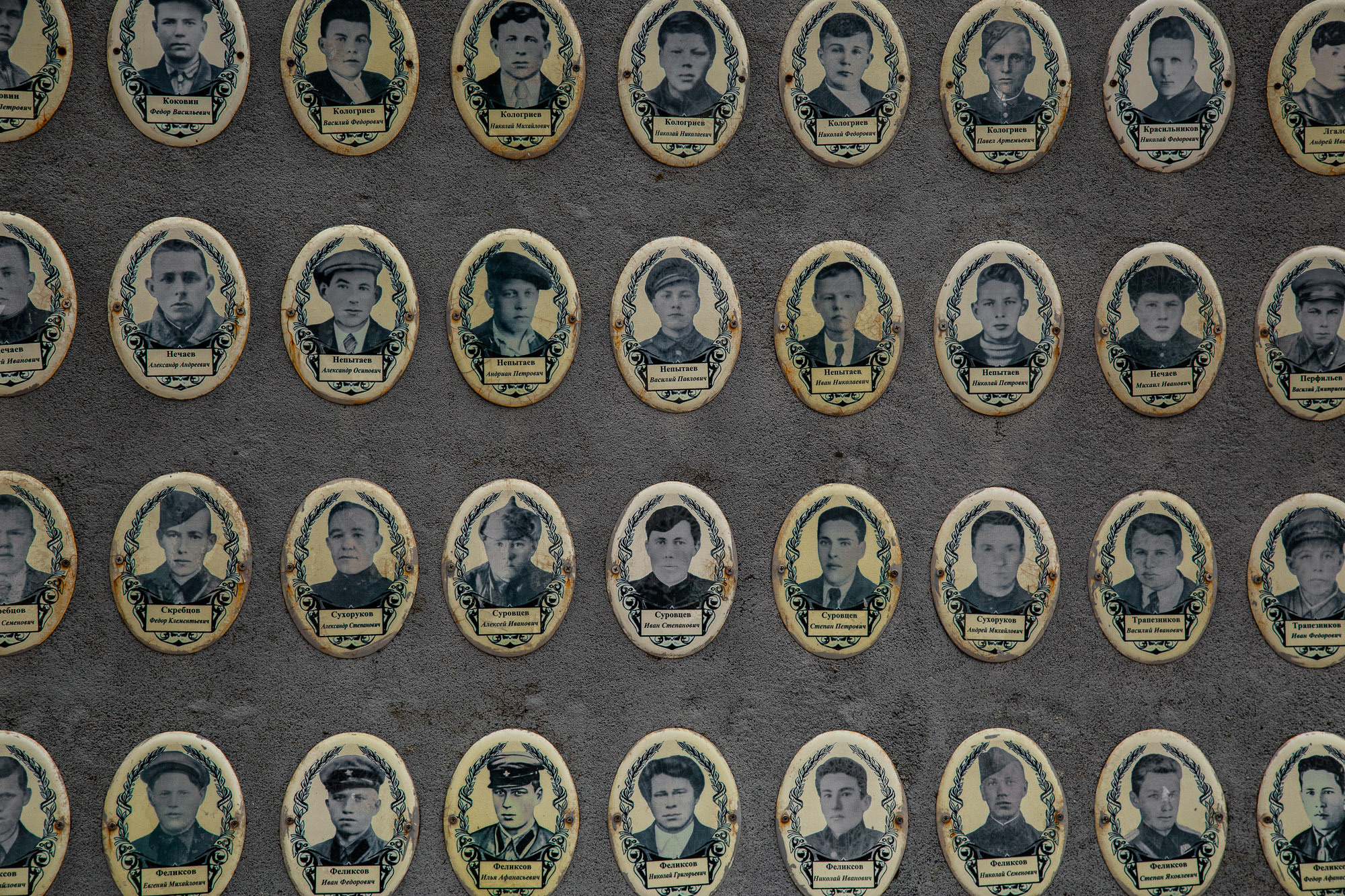 фотографии погибших солдат на мемориальном комплексе. 