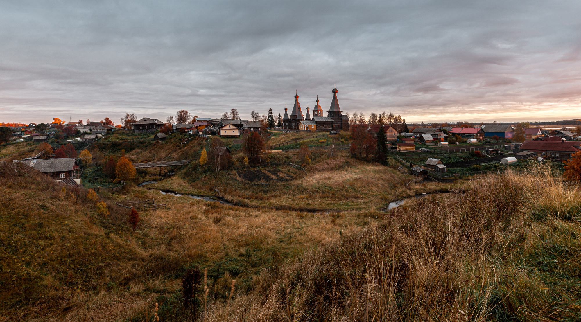 Поморское село Ненокса красочной осенью. 