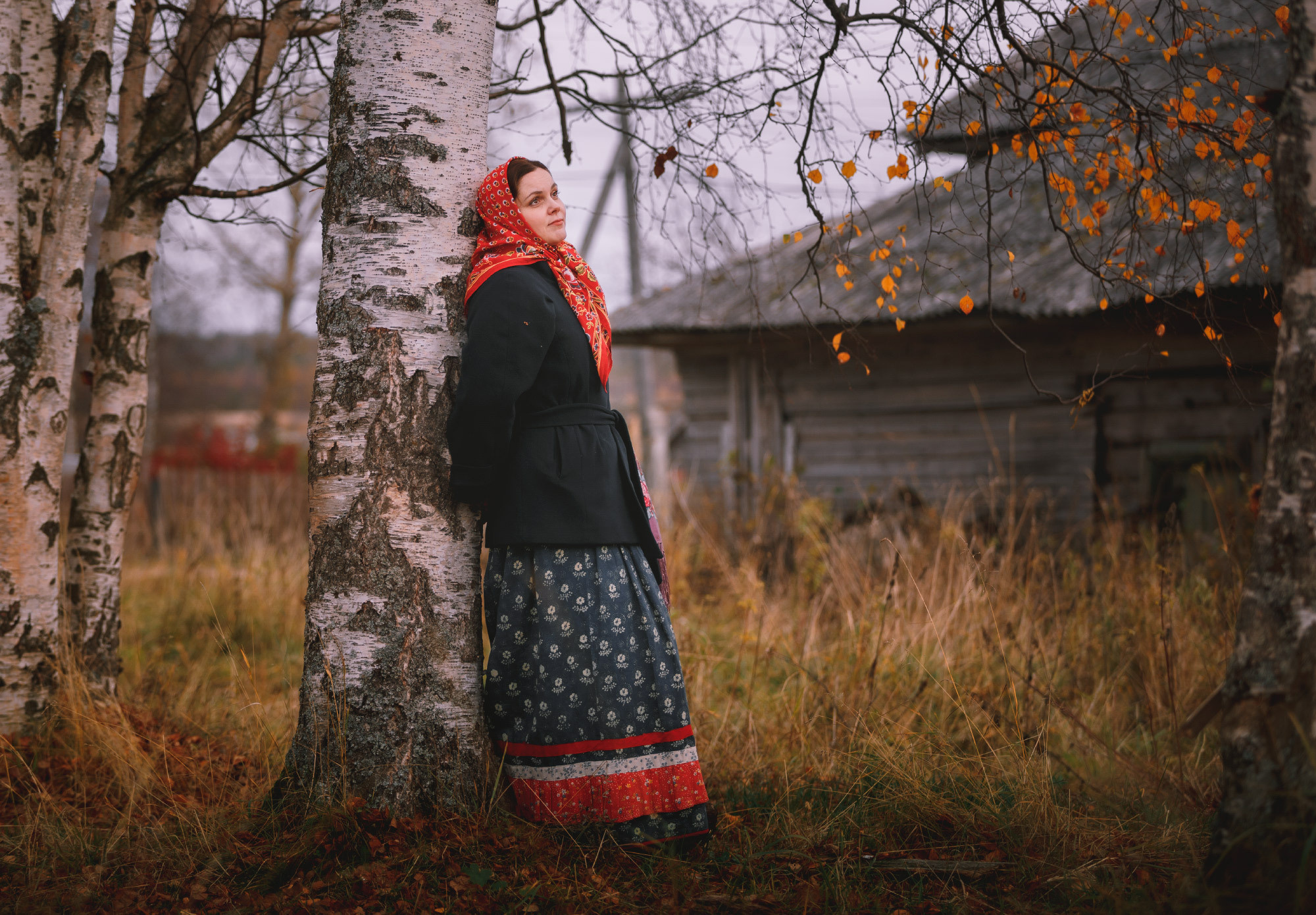 Девушка, в деревенской одежде у берёзы. 