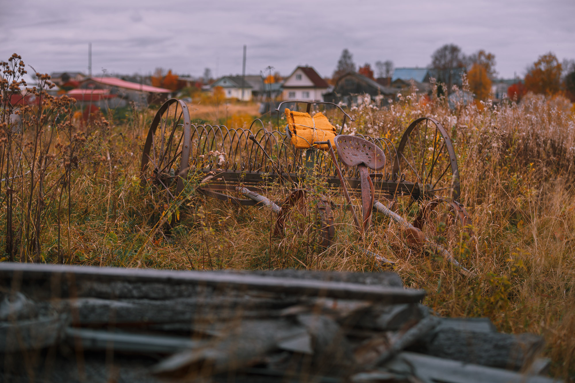 Старая косилка на поле. 