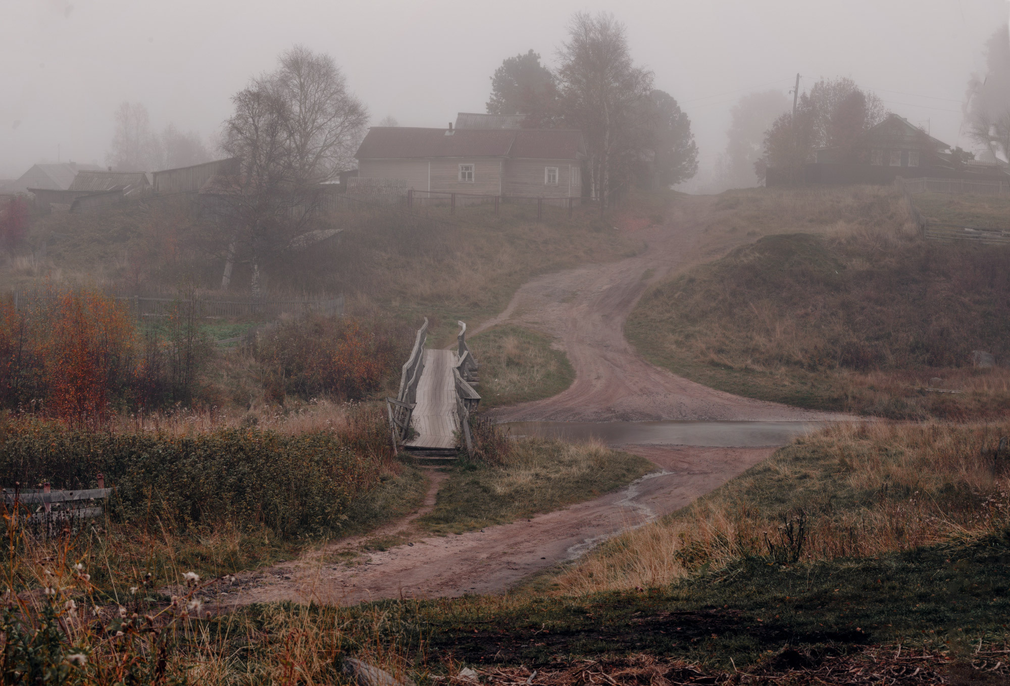 Пустынная деревня, мост через речку, туман. 