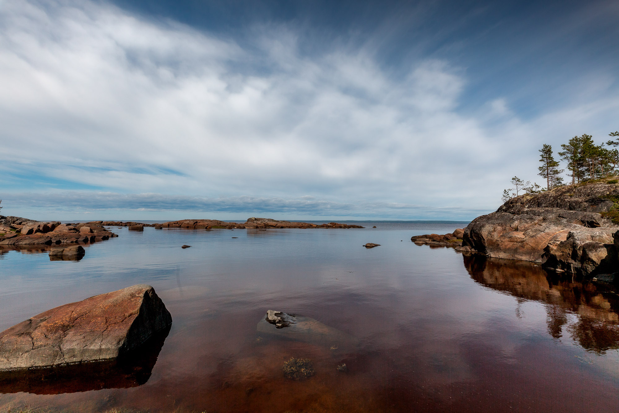 Солнечный день. белые облака, море, скалы. 
