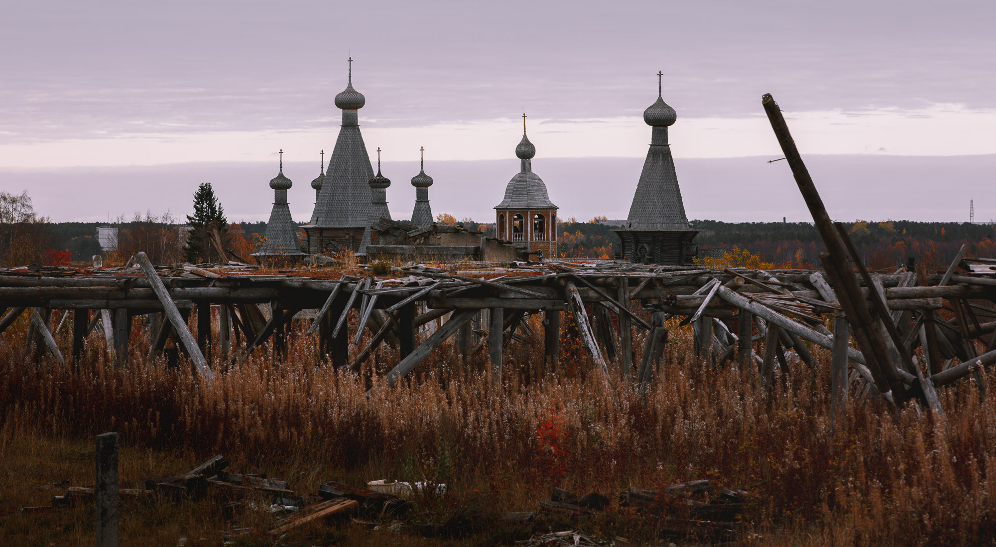 Разрушенные деревянные постройки осенью. 