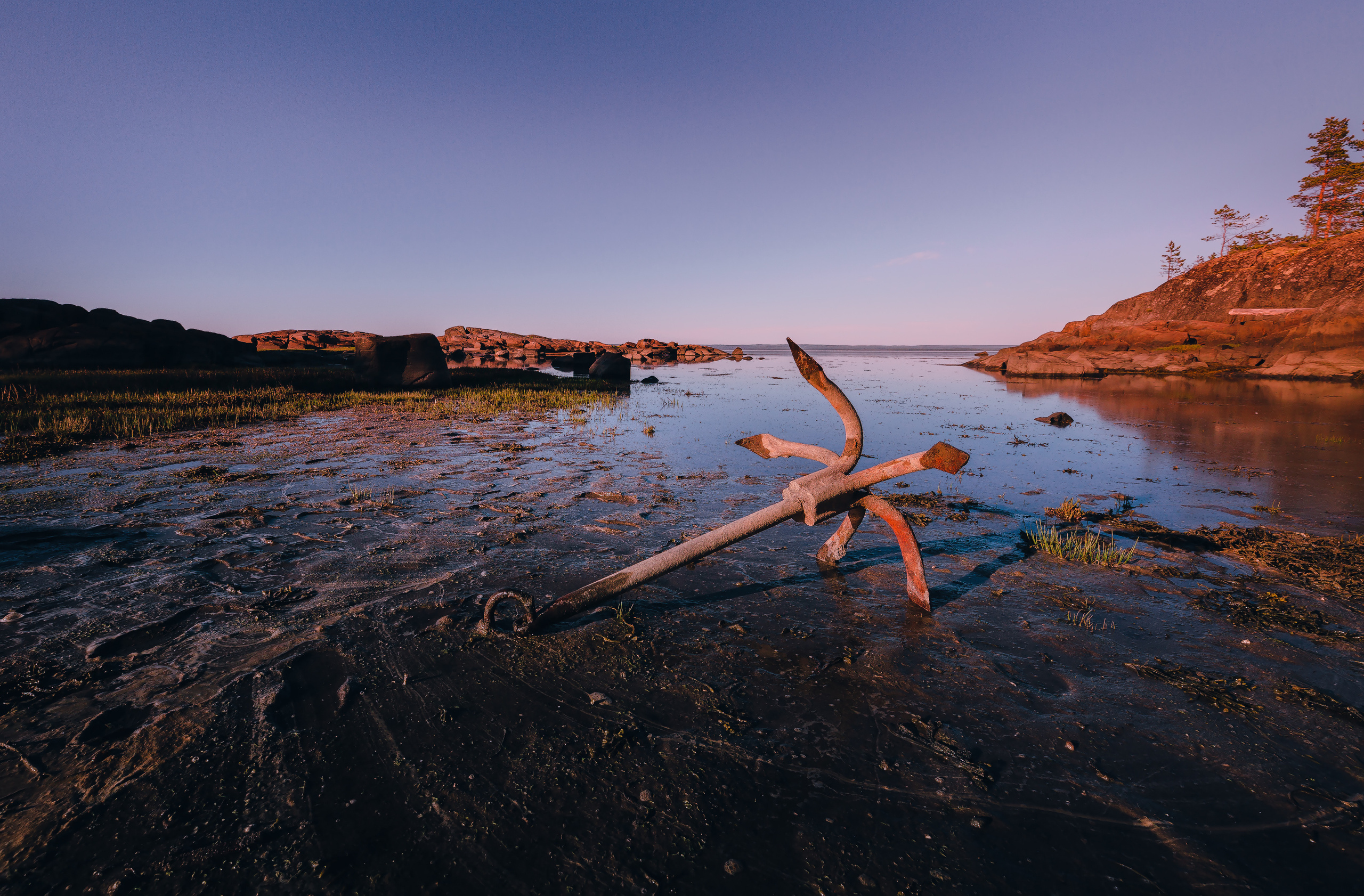 Якорь во время отлива на берегу острова Кий в Белом море. 