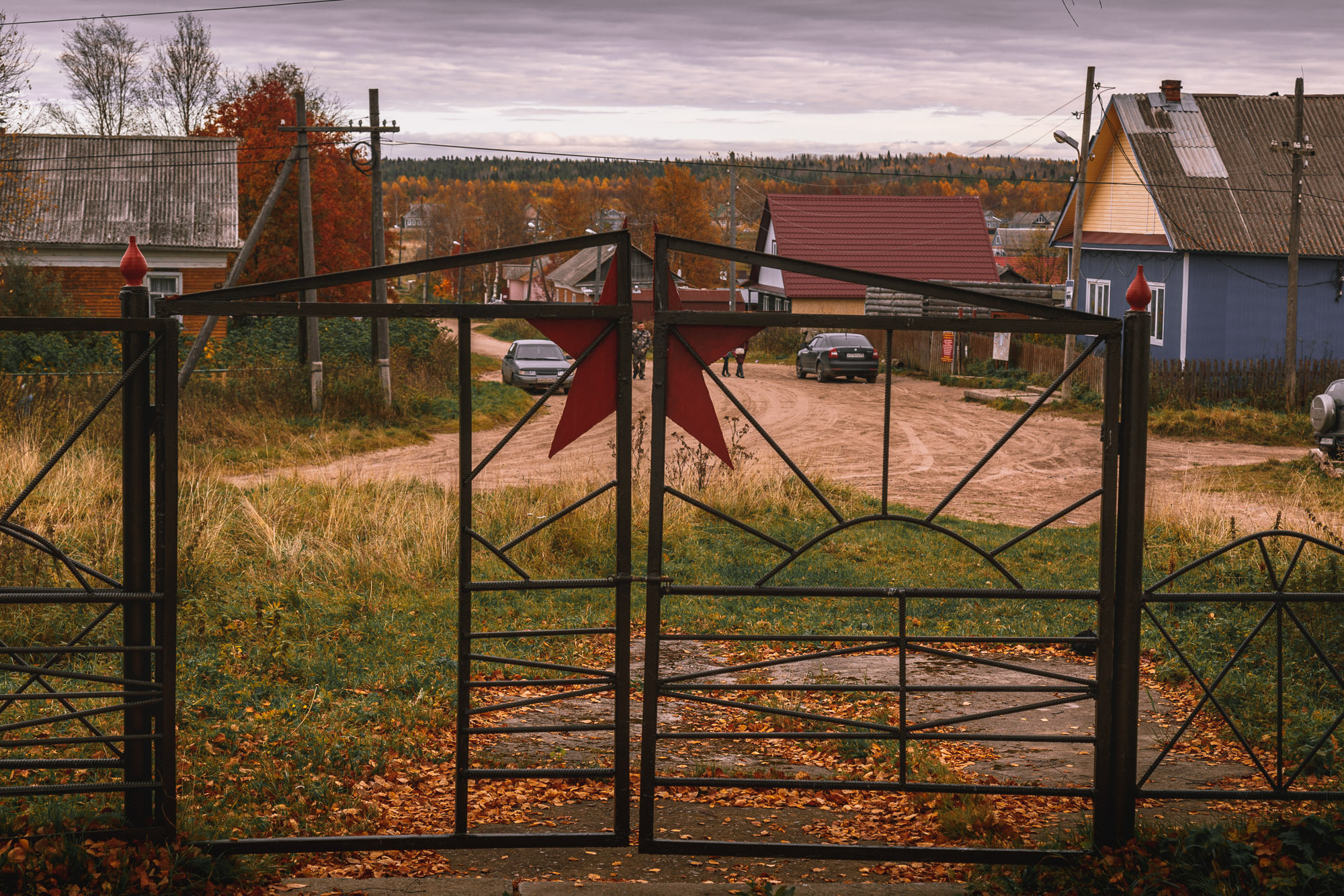 Ворота с красной звездой на входе  к памятнику. 