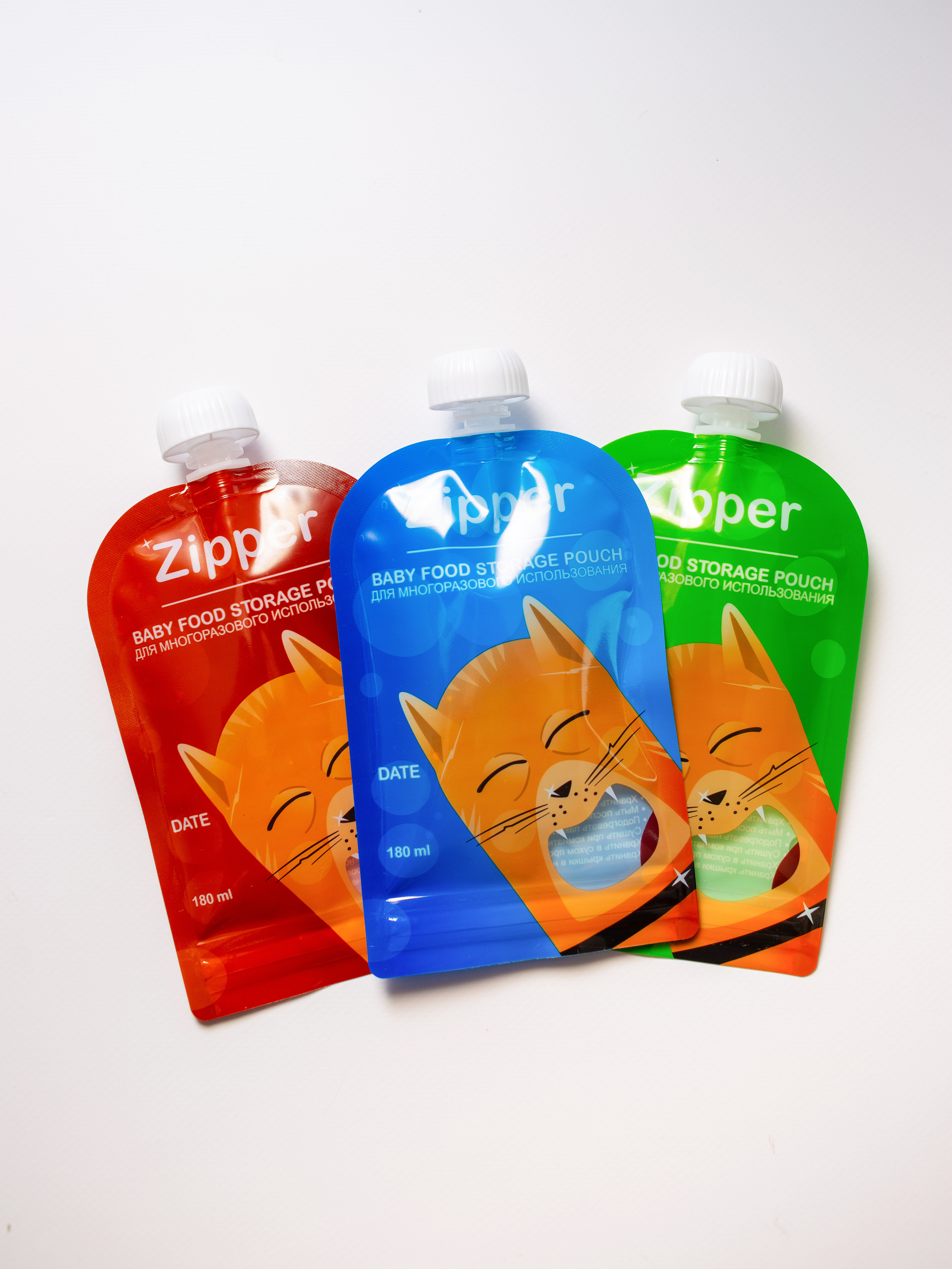 три    пакета   многоразовых для  детского питания  на  белом  фоне.