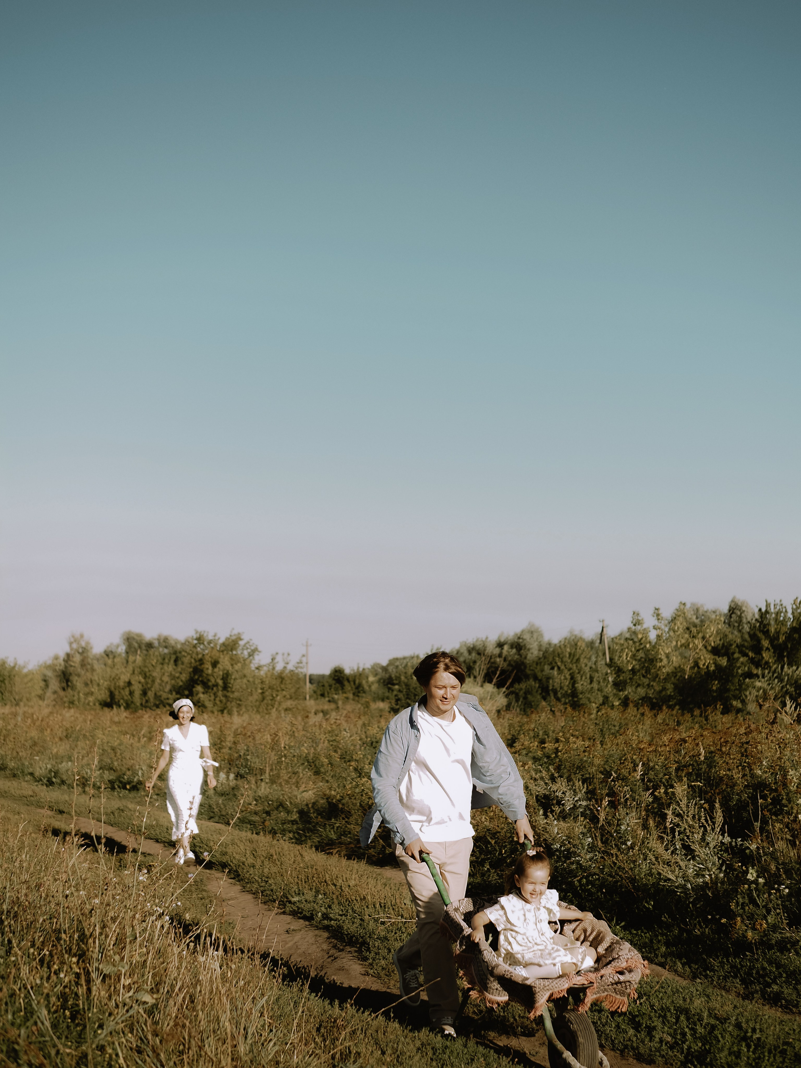 Гоняться по полю на тачке с мамой и папой. Обижаться. Смеяться. Фотограф Рязань. Семейный Свадебный фотограф