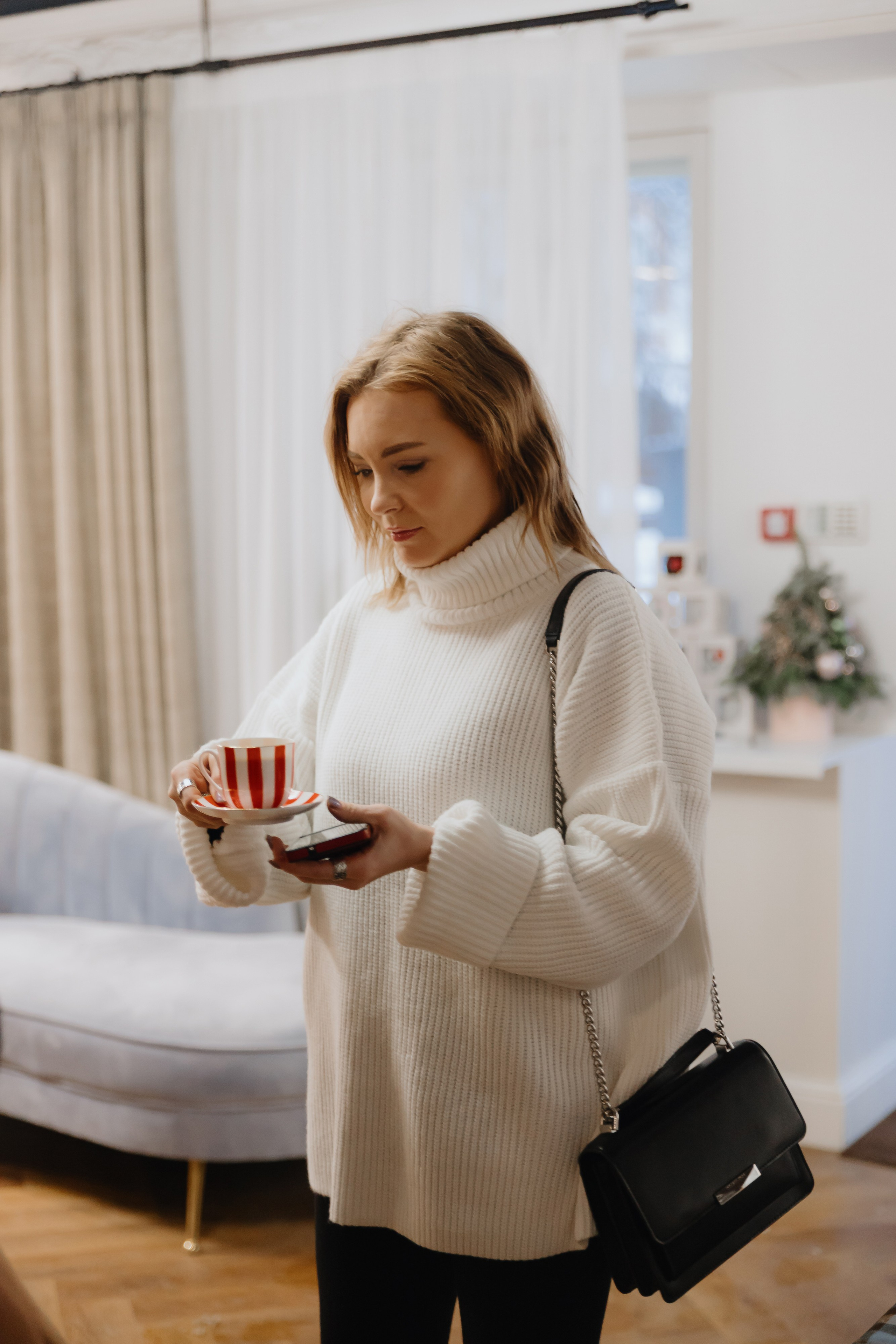 Предновогодний «Кофе-рейв» в L. DECO 17 декабря 2025 года. L. Deco интерьерный салон. Краски/обои/лепной декор