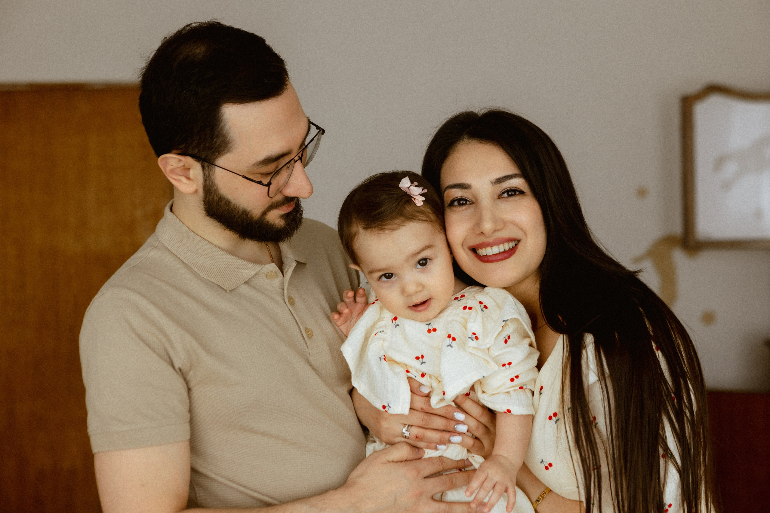 семейный портрет с годовалой дочкой в студии, семейный фотограф в Москве