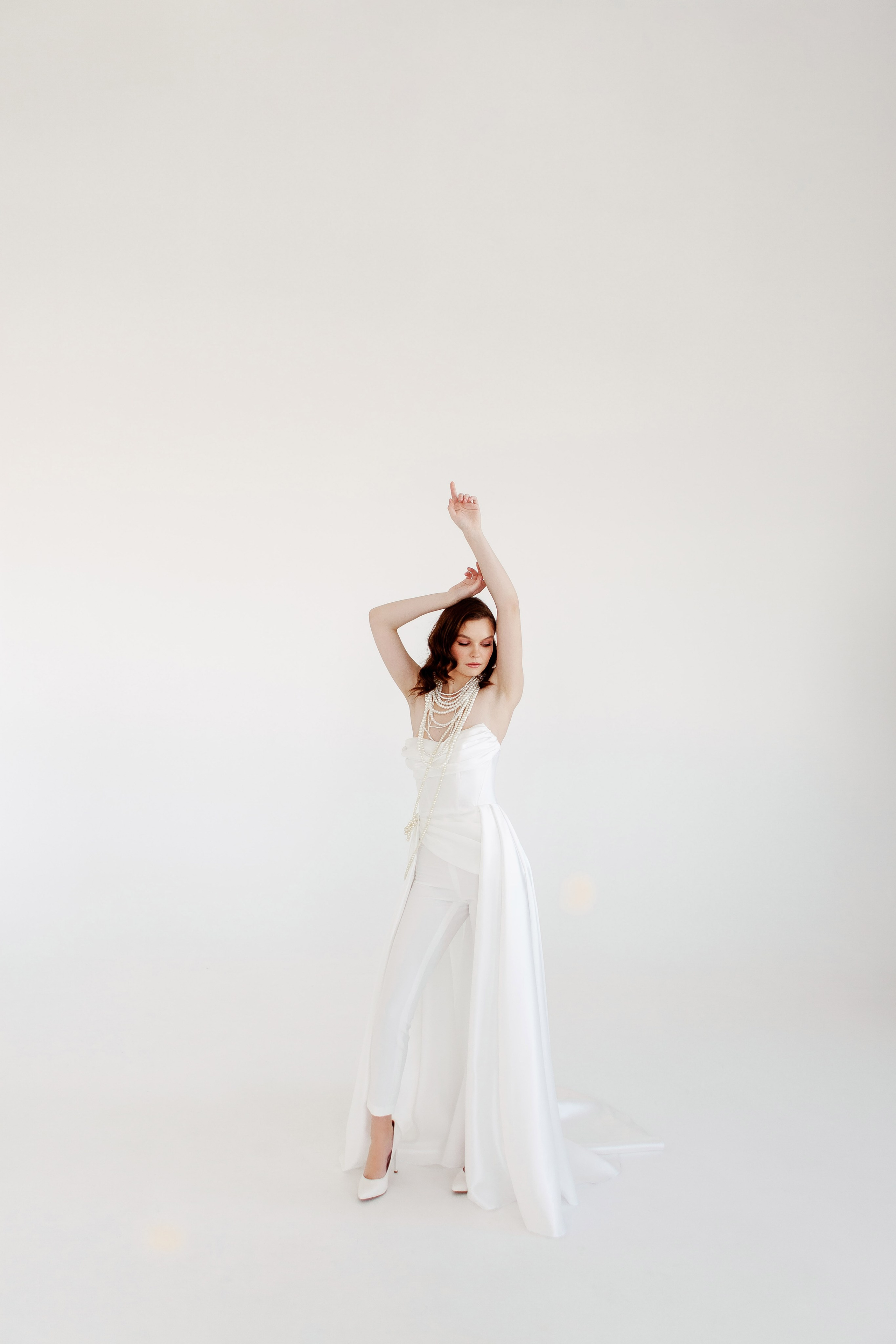 Фотосъёмка свадебных платьев в студии для контента. Портреты студия Москва. Модельные тесты. Lovestory студия в Москве. Женсий фотограф