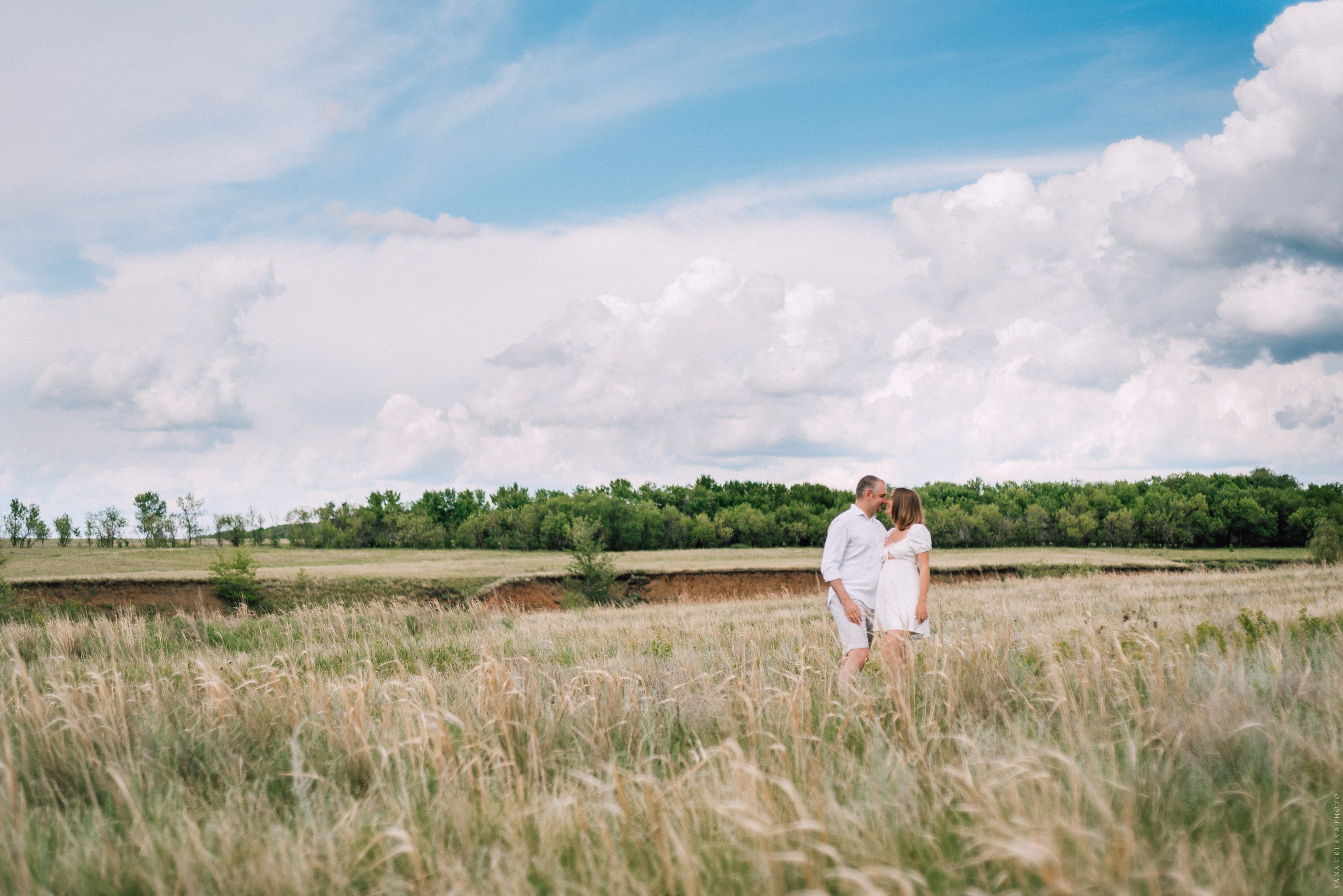 пара стоит в поле 