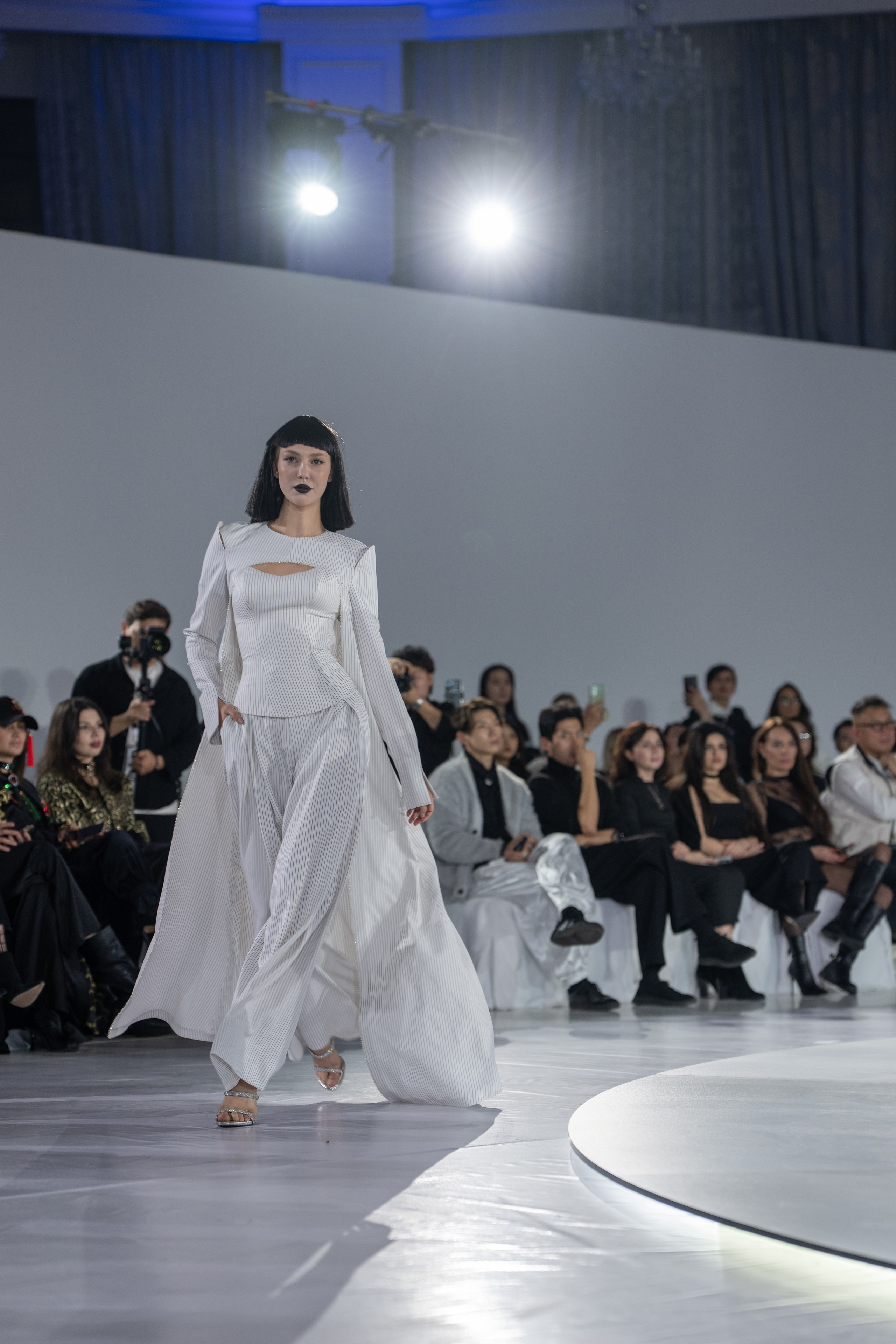 Дизайнер Umed Kuchkaliev. Сайт Алматинского НЮ АРТ, будуар и фэшн фотографа Дениса Карпенко